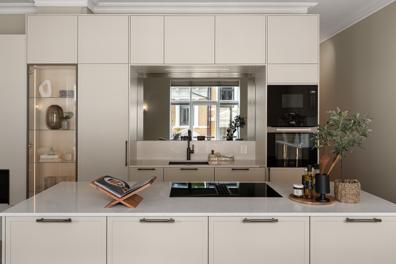 Det er utstyrt med en underlimt komposittvask kombinert med ettgreps blandebatteri for et stilrent og funksjonelt design. Galleribilde