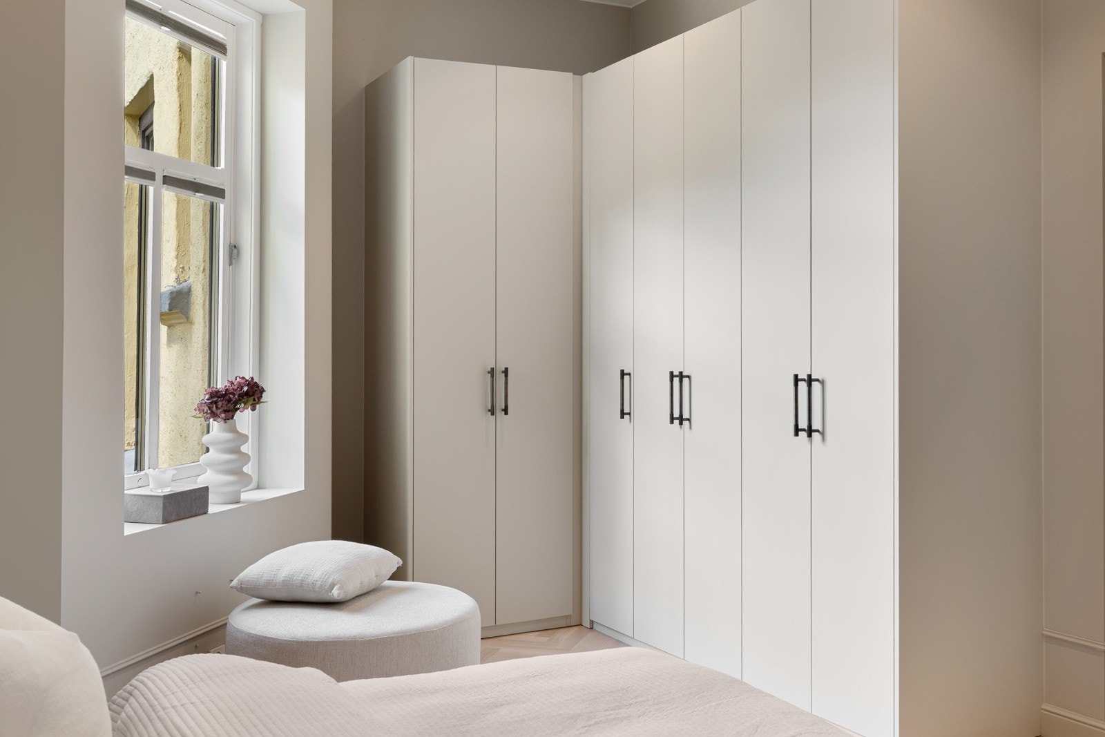 Rommet er utstyrt med store garderobeskap som gir rikelig med oppbevaringsplass. Galleribilde