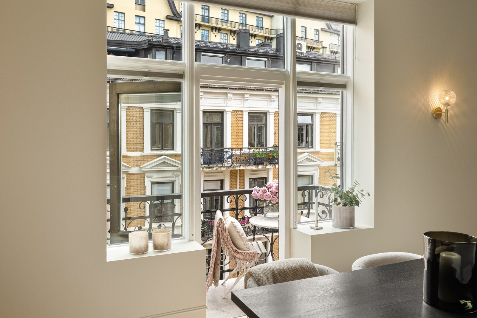 Fra spisestuen har du direkte utgang til balkongen. Galleribilde