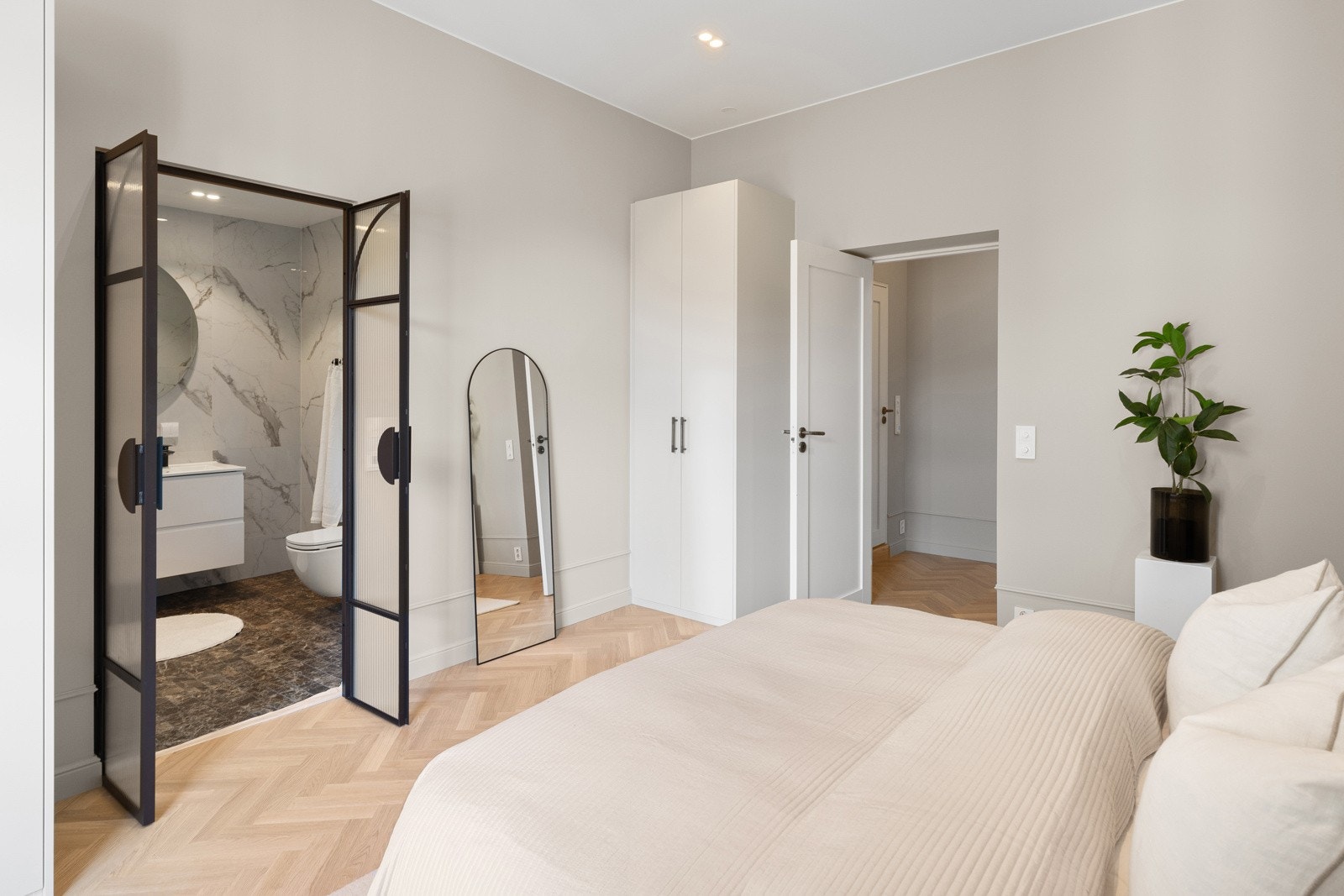 Rålekre ståldører fra SMYG AS, tar deg inn til en-suit badet. Galleribilde