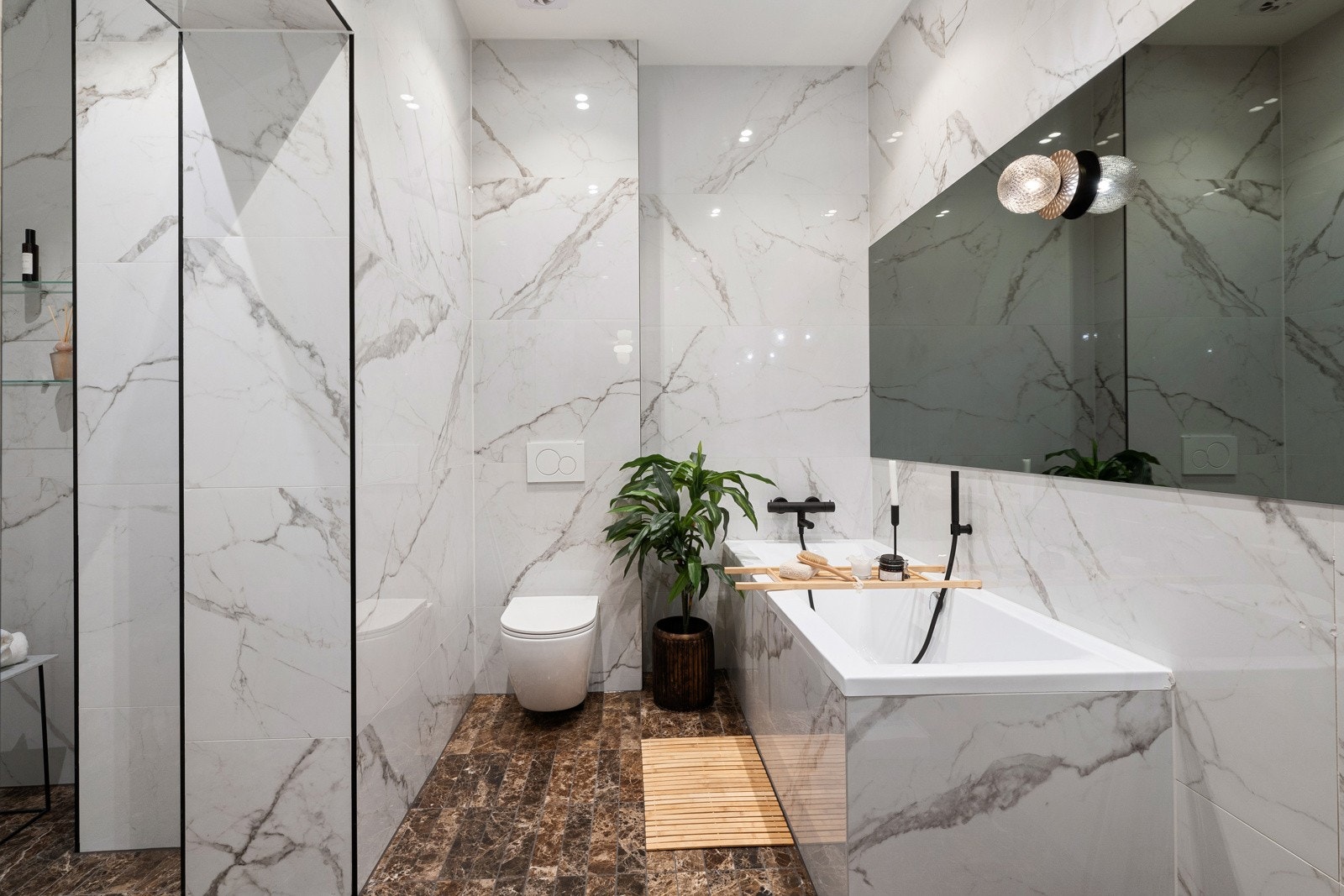 Moderne og stilrent bad, med flislagte gulv og vegger, samt hvitmalt, slett himling som gir et rent og helhetlig uttrykk. Galleribilde