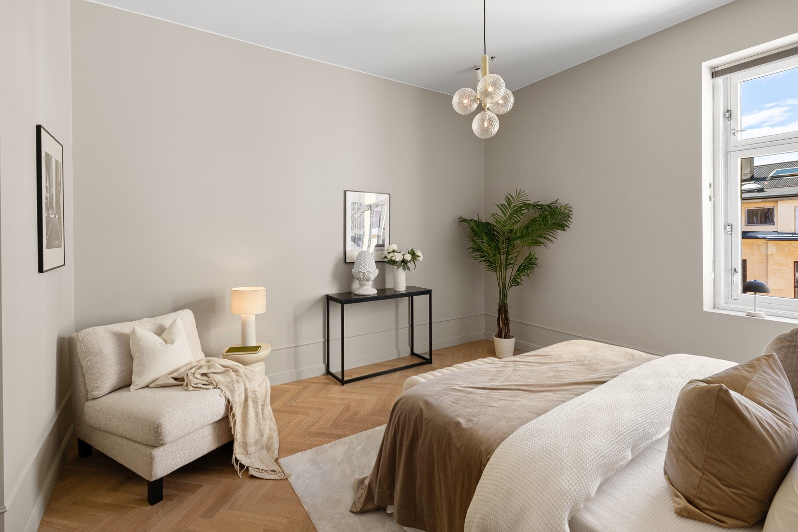 Rommet har lyse, delikate vegger og vakker fiskebensparkett som skaper en gjennomført og elegant atmosfære. Galleribilde