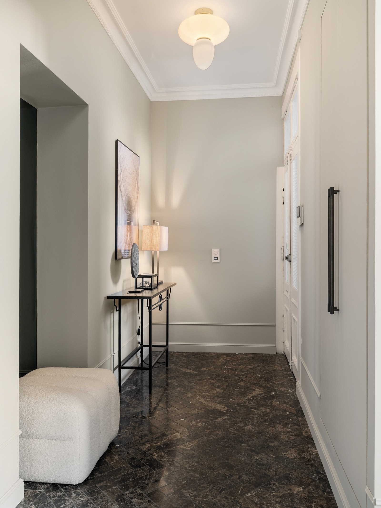 Du ønskes velkommen av et stilfullt, flislagt gulv i fiskebensmønster, med en elegant overgang til den gjennomgående eikeparketten i samme mønster - som preger resten av leiligheten, unntatt rommene med fliser. Galleribilde