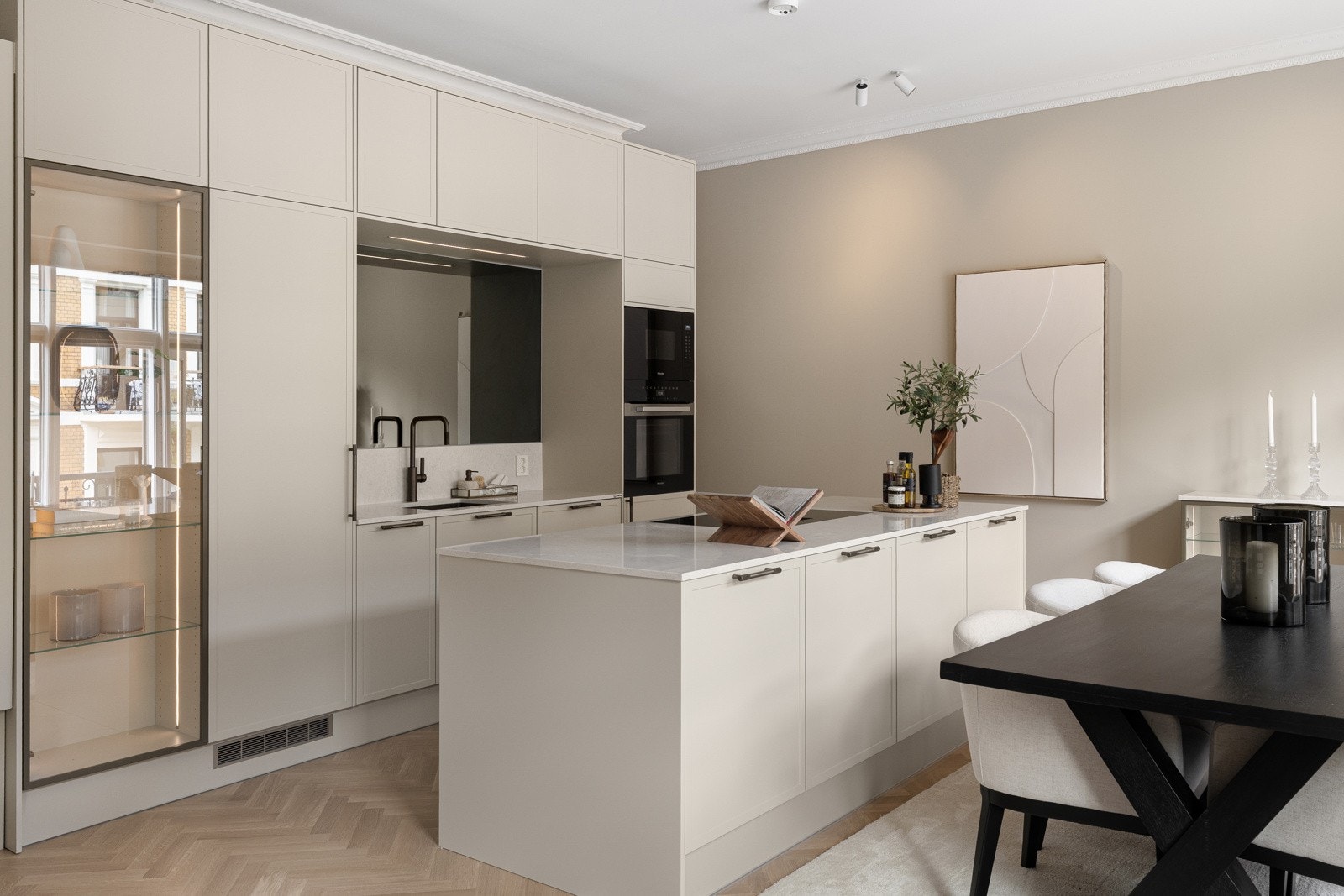 Kjøkkenet er fra 2025 og har et moderne uttrykk med slette, grepsfrie fronter og benkeplate i solid steinmateriale. Galleribilde