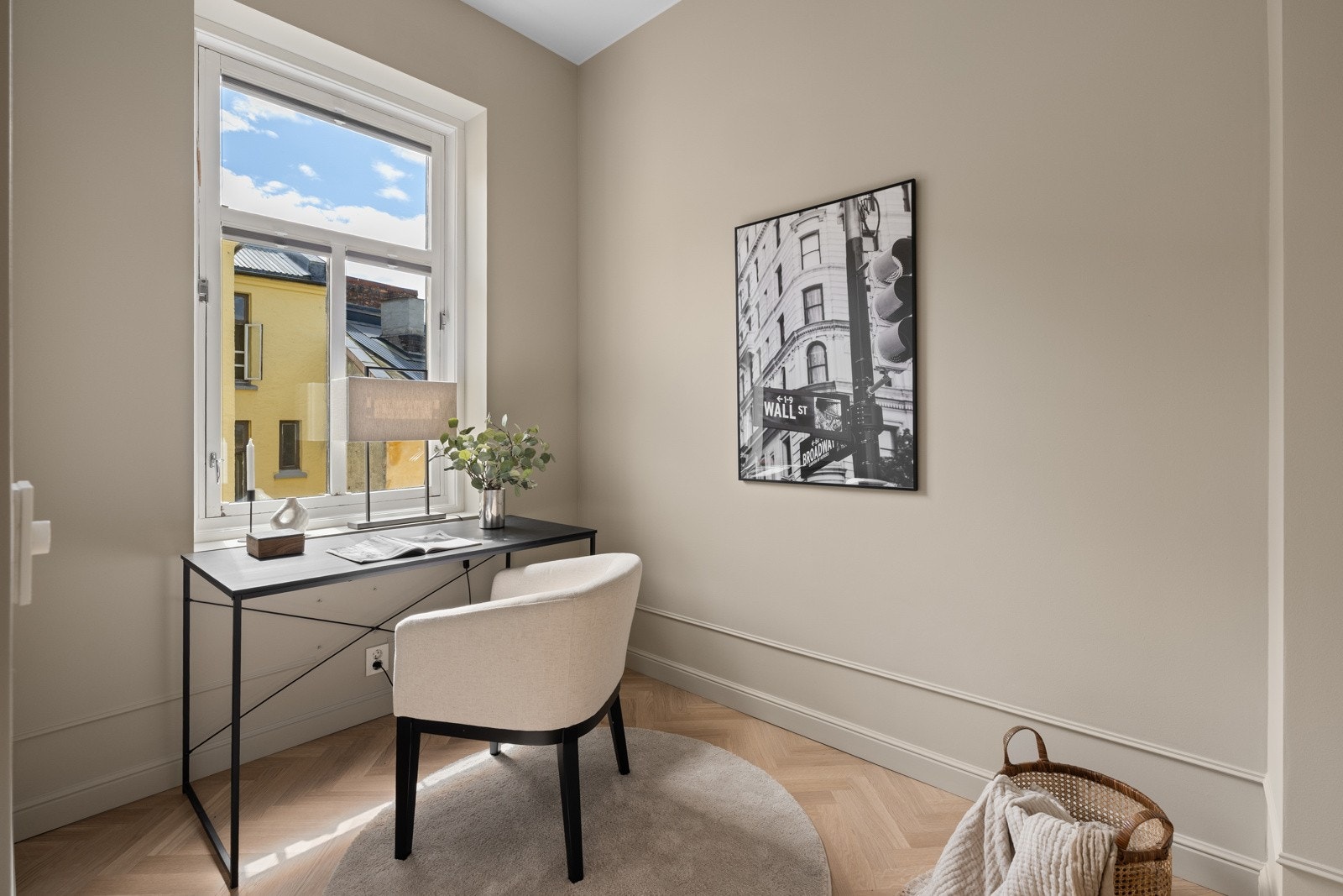 Rommet har adkomst til egen stue og egner seg godt som kontor eller walk-in closet. Galleribilde