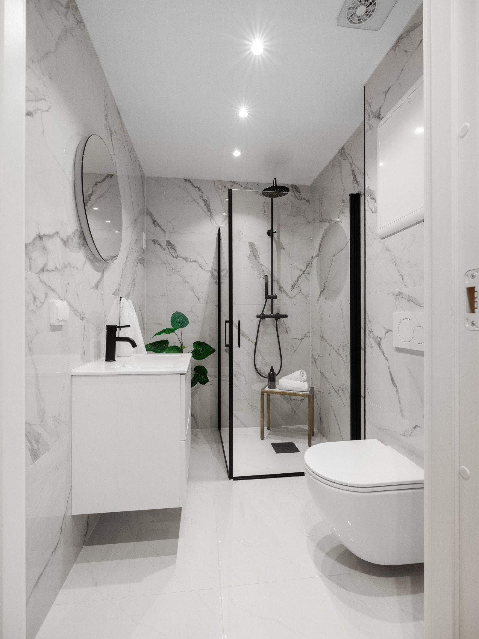 Badet har er moderne med fliser på både gulv og vegger, samt et hvitmalt, slett tak som gir et rent og minimalistisk preg. Det er behagelig gulvvarme fra varmekabler og spotter i taket som sørger for god belysning. Opplegg for vaskemaskin. Galleribilde