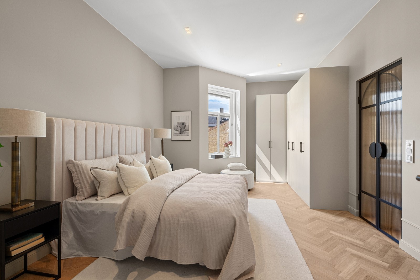 Soverom 1 har en god størrelse og byr på fleksible møbleringsmuligheter med plass til dobbeltseng, nattbord og garderobeskap. Galleribilde