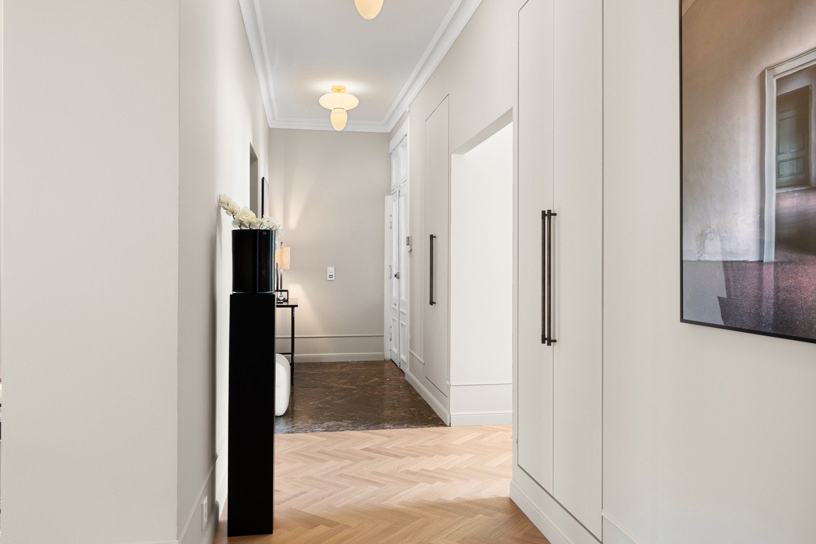 Entréen er romslig og innbydende, med plassbygde garderobeskap som gir rikelig med oppbevaringsplass. Galleribilde