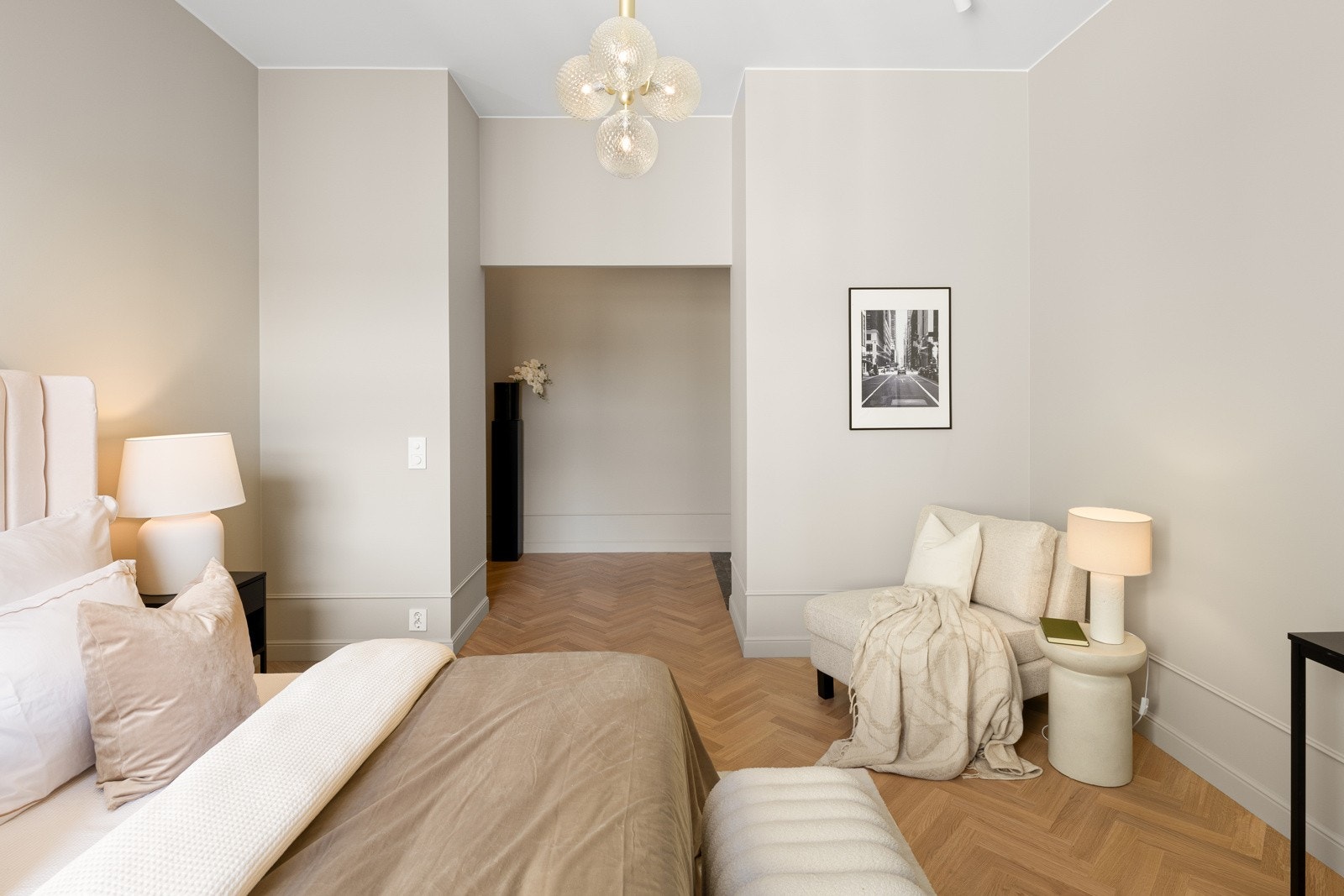 Gode møbleringsmuligheter med plass til dobbeltseng, nattbord og garderobeskap. Galleribilde