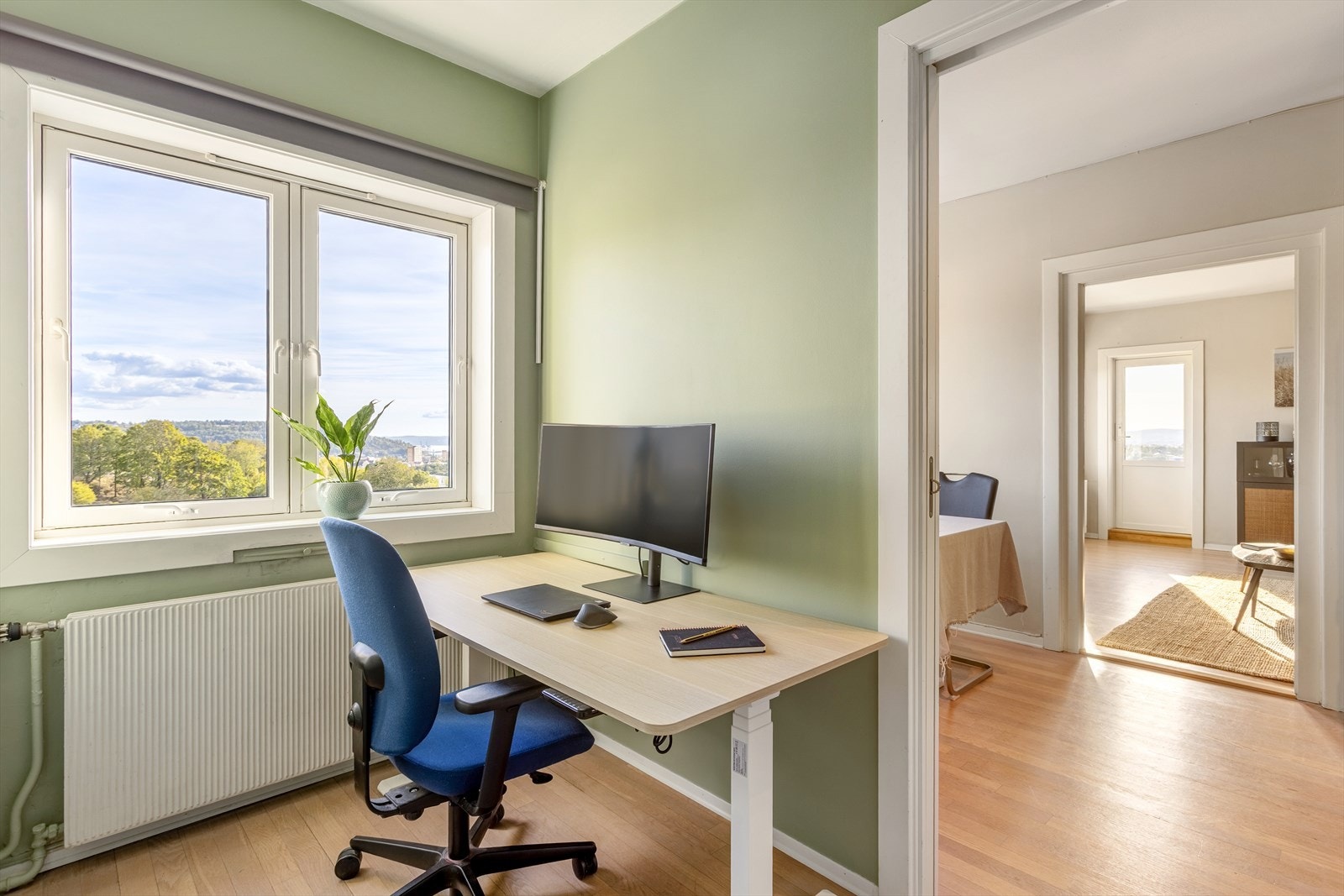 Soverom 2 er i dag innredet som kontor. Her har du mulighet til å innrede med 120cm seng. Galleribilde