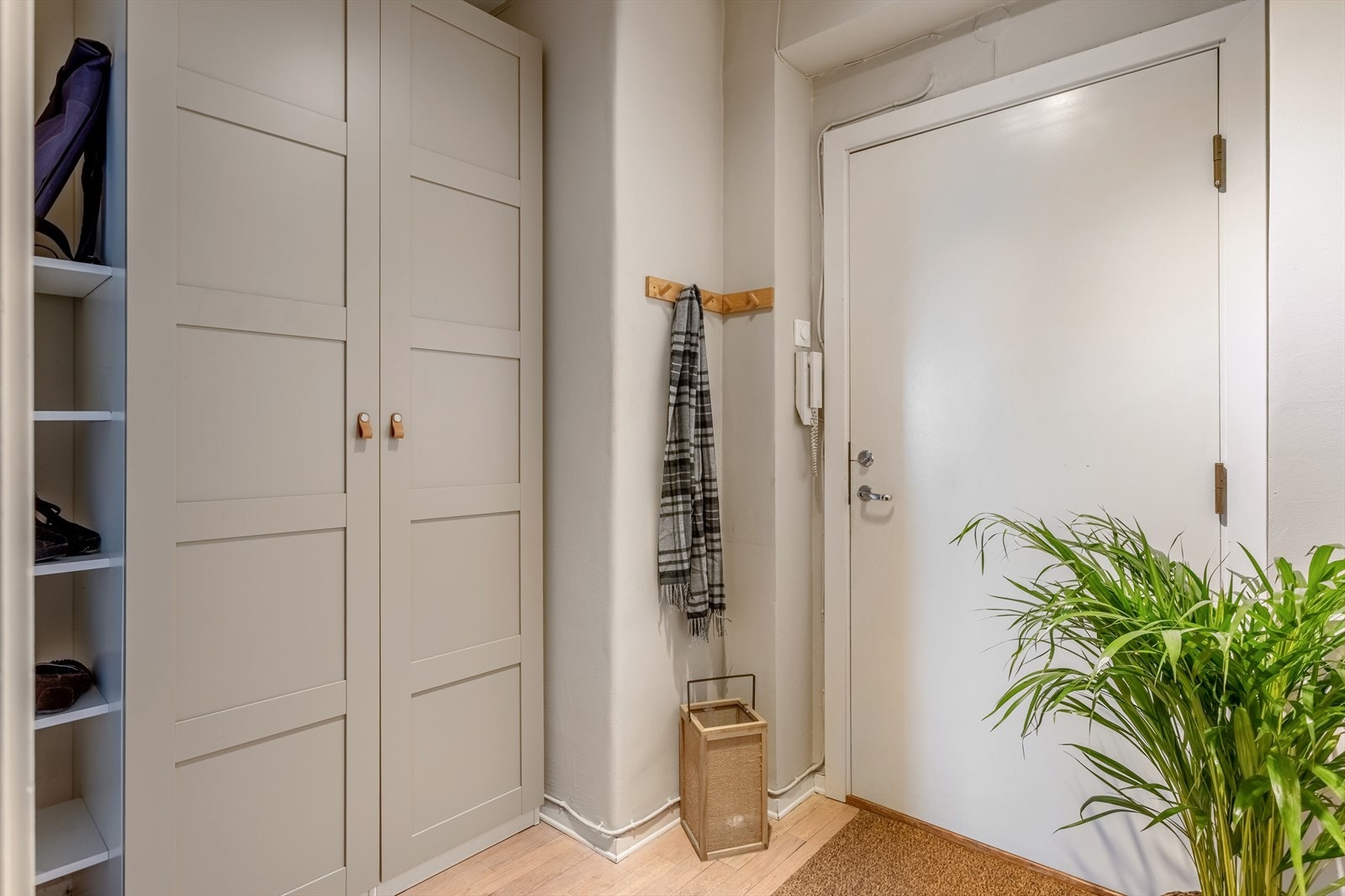 Romslig entré med god plass til å henge fra seg sko og jakker. Galleribilde