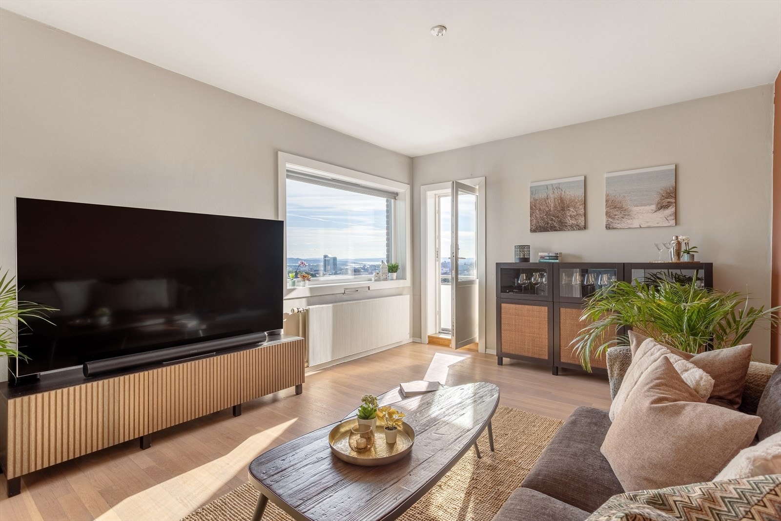 Fra sofaen kan du nyte utsikten. Galleribilde