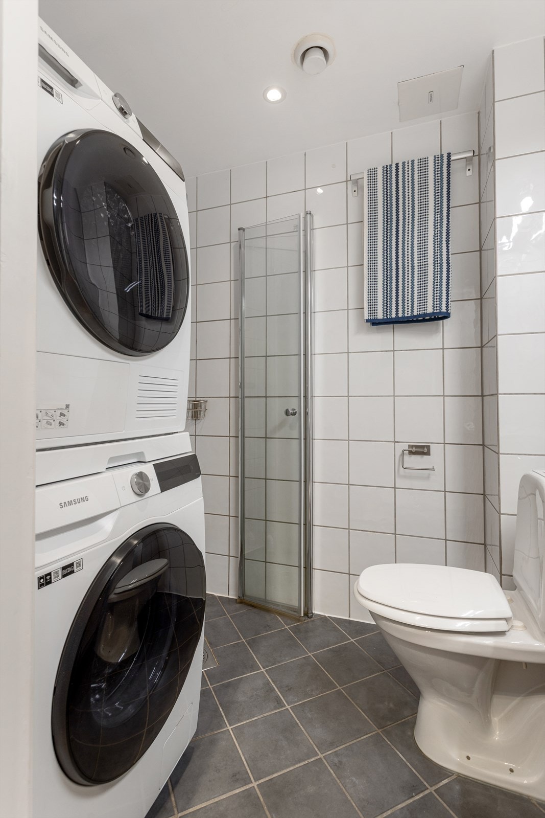 Badet ble modernisert i regi av borettslaget i 2000/2001 og har fliser på gulv og vegger, gulvvarme, dusjhjørne. Rommet har en standard og tidløs innredning. Galleribilde