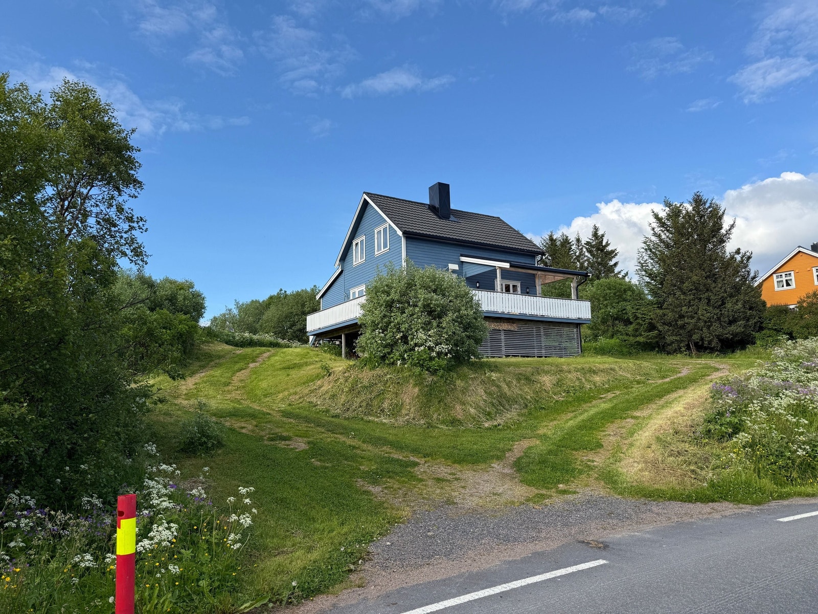 huset sett fra veien Galleribilde