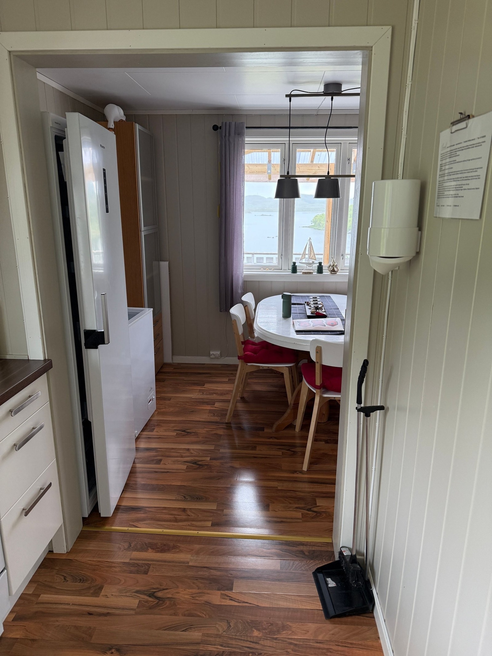 fra kjøkken til spisestue Galleribilde