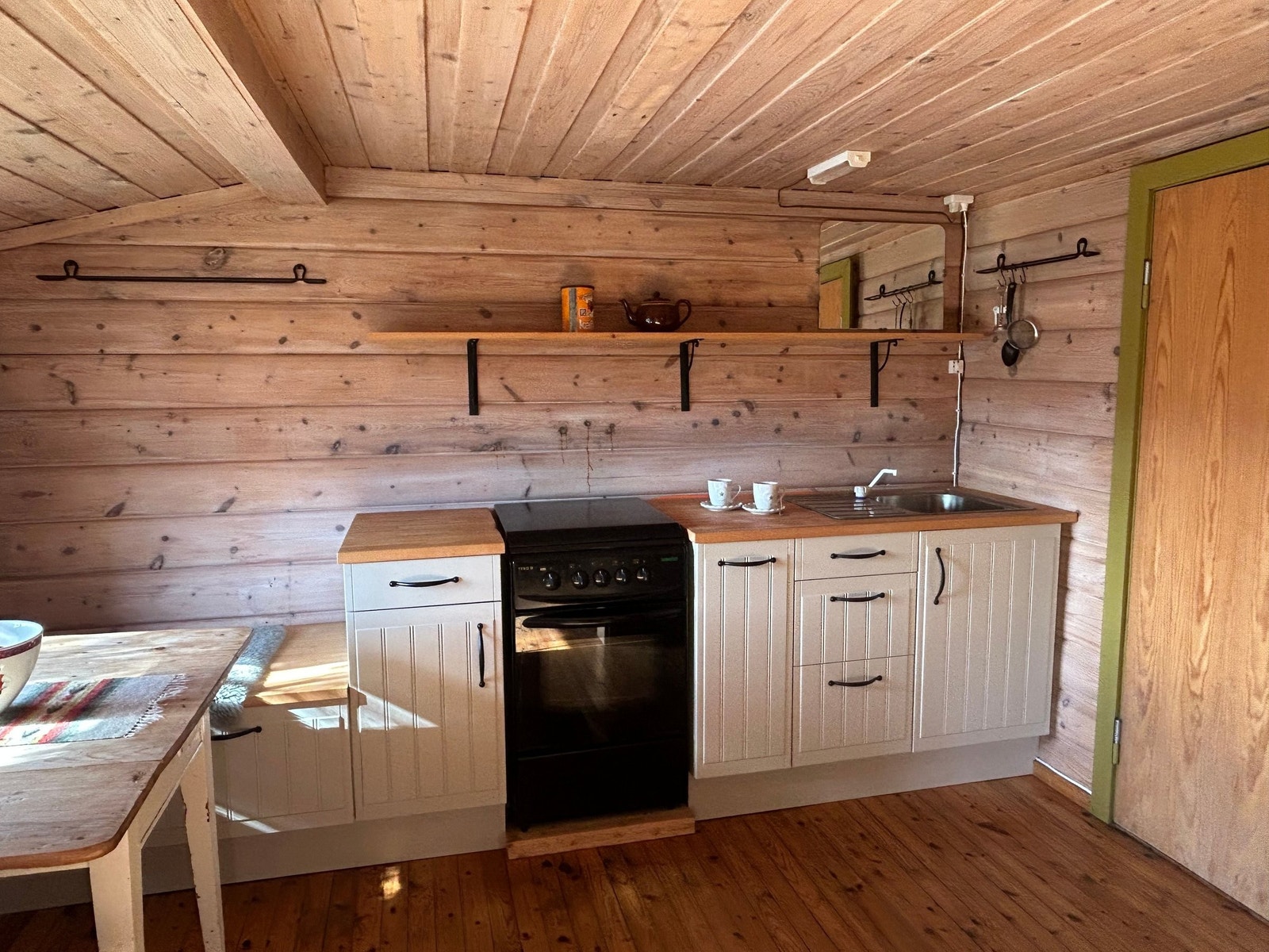 Praktisk kjøkken med vaskevann fra tank med 12v pumpe. Galleribilde