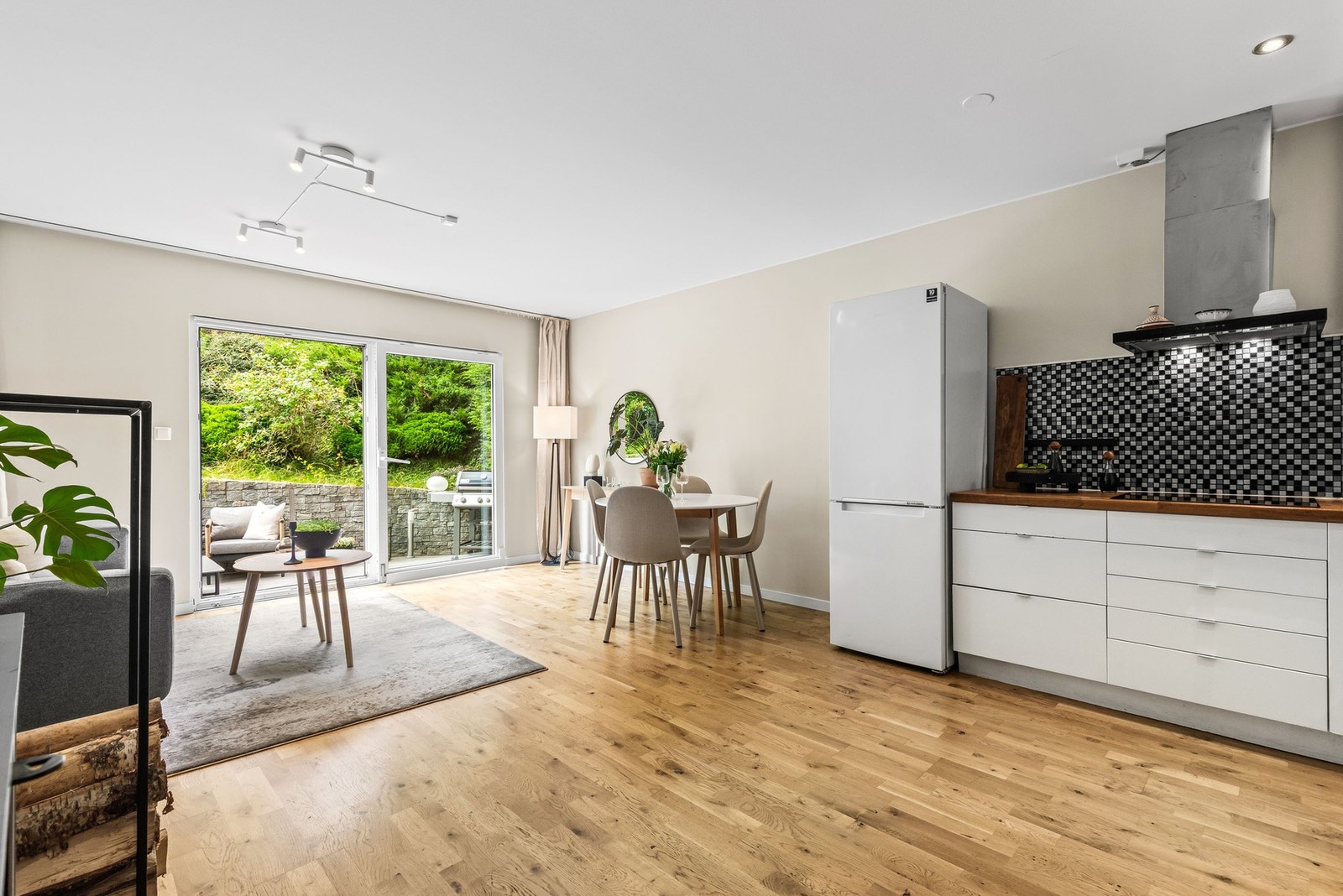 Ønsker man mer benkeplass er det mulig å møblere med kjøkkenøy eller lignende ovenfor kjøkkenet. Galleribilde