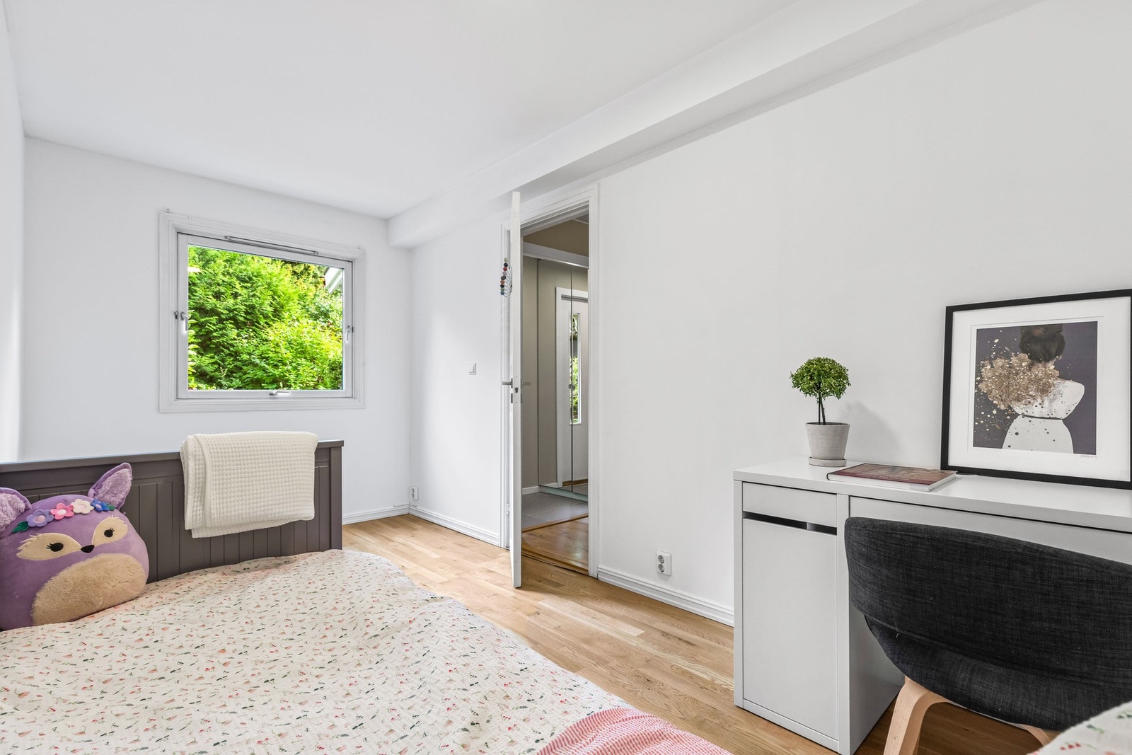 Soverom med god størrelse og plass til å innrede etter eget ønske og behov. Galleribilde