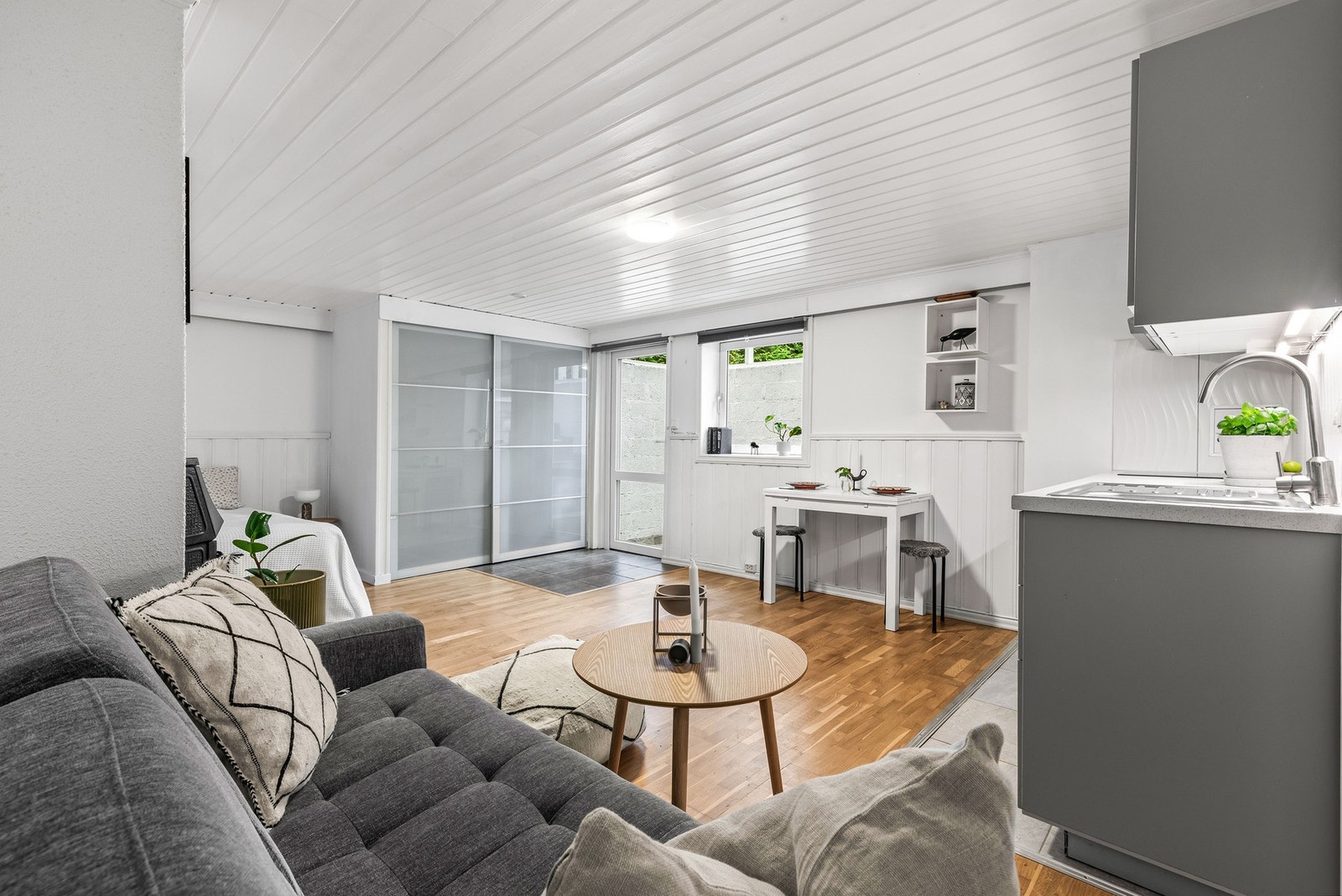 Rommet er omgjort med stue, garderobe og kjøkkendel som gir mulighet for utleie av deler av boligen eller til dine litt eldre barn! Galleribilde