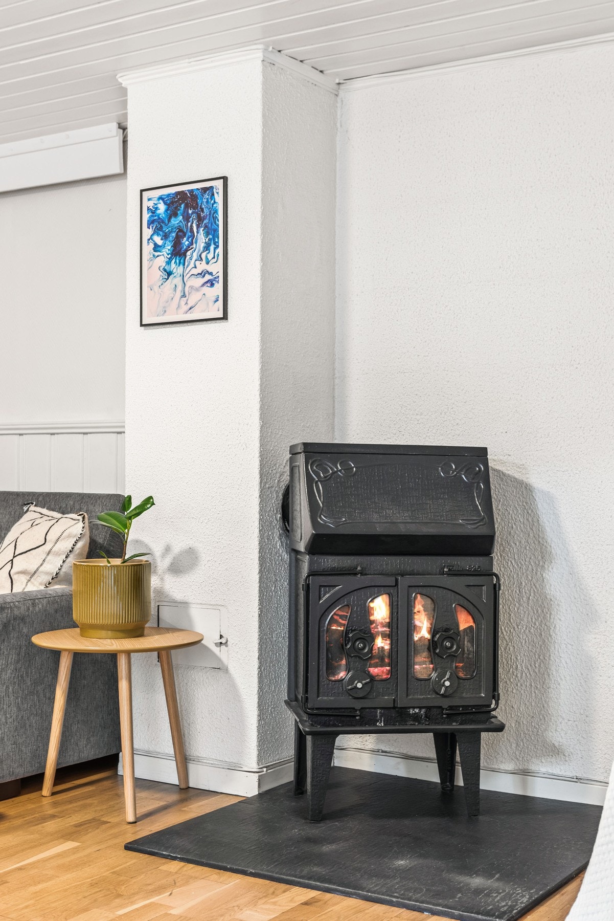 Koselig peisovn for god oppvarming og hygge i underetasjen Galleribilde