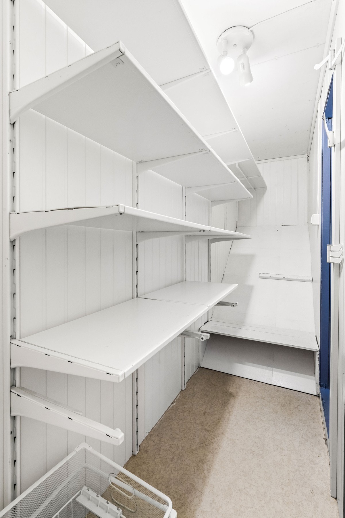 Innvendig bod soverom med vegghyller. Tilkomst fra soverom 2 Galleribilde