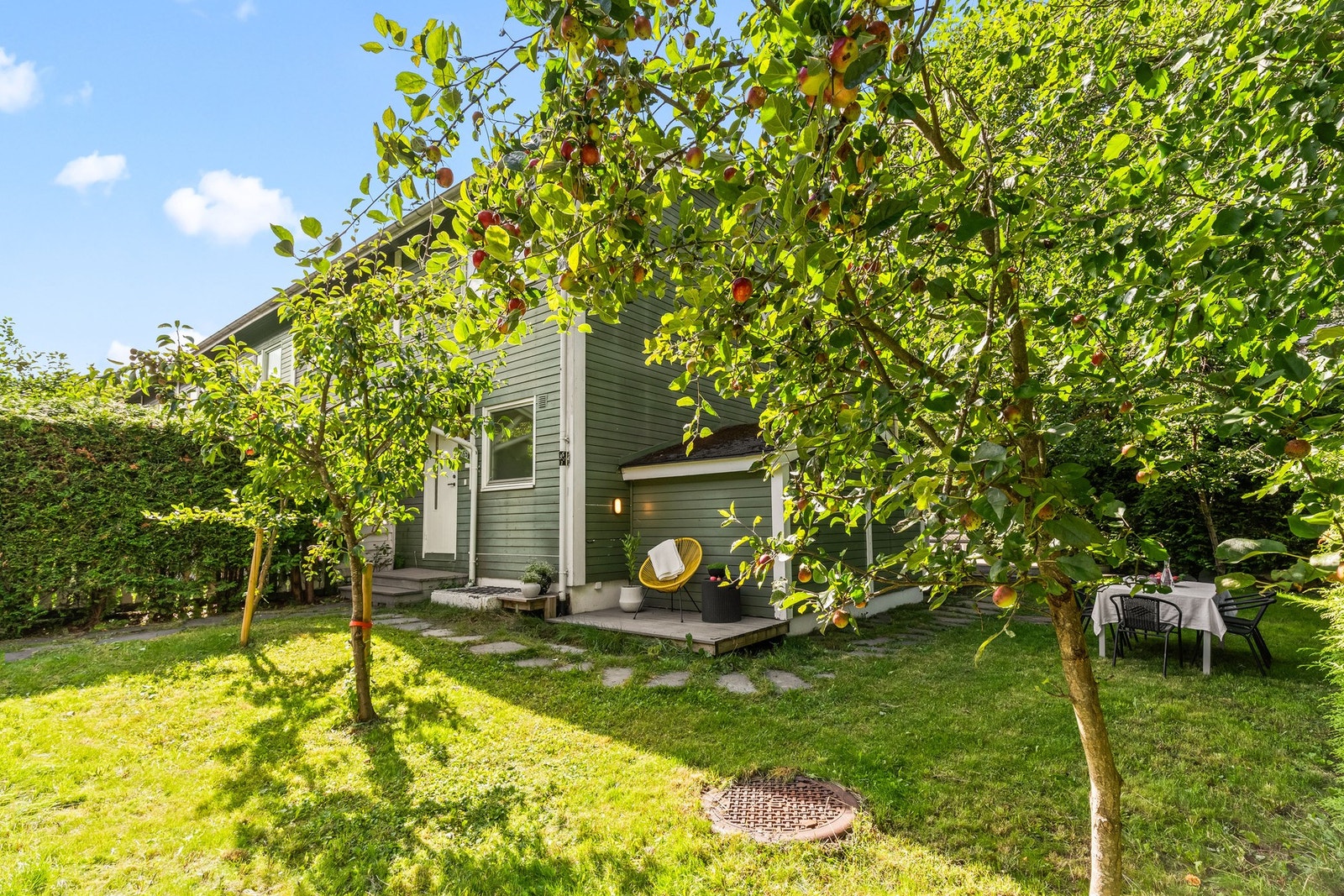 Fantastisk hage i enden av boligfeltet, skjermet og fredelig. Mulighet for parkeringsplass foran døra Galleribilde