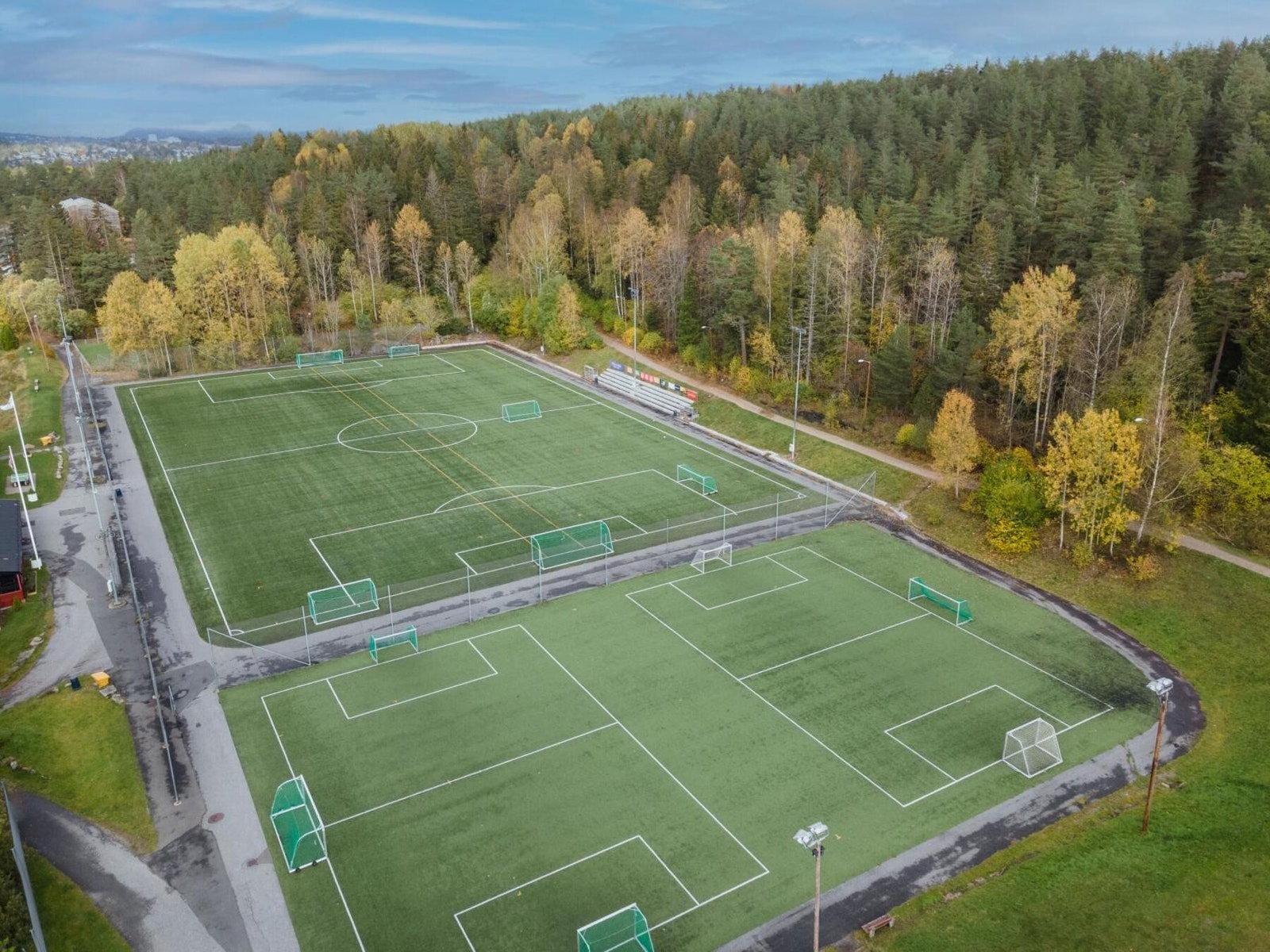 Prinsdal idrettspark har flere kunstgressbanek, idrettshall og lysløype Galleribilde