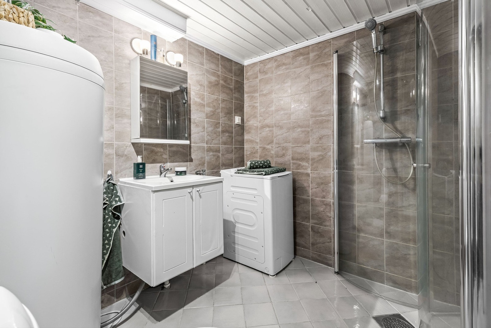 Stort baderom tilhørende hybeldel. Galleribilde