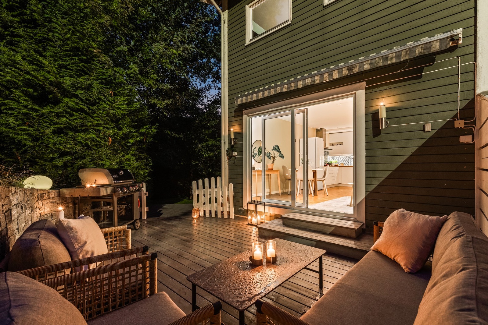 Fantastisk terrasse og hagedel som du og barna garantert vil elske. Galleribilde