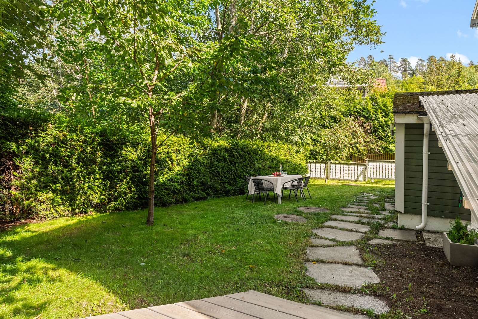 Her har du kanskje den største tomten i boligefeltet! Helt skjermet og privat Galleribilde