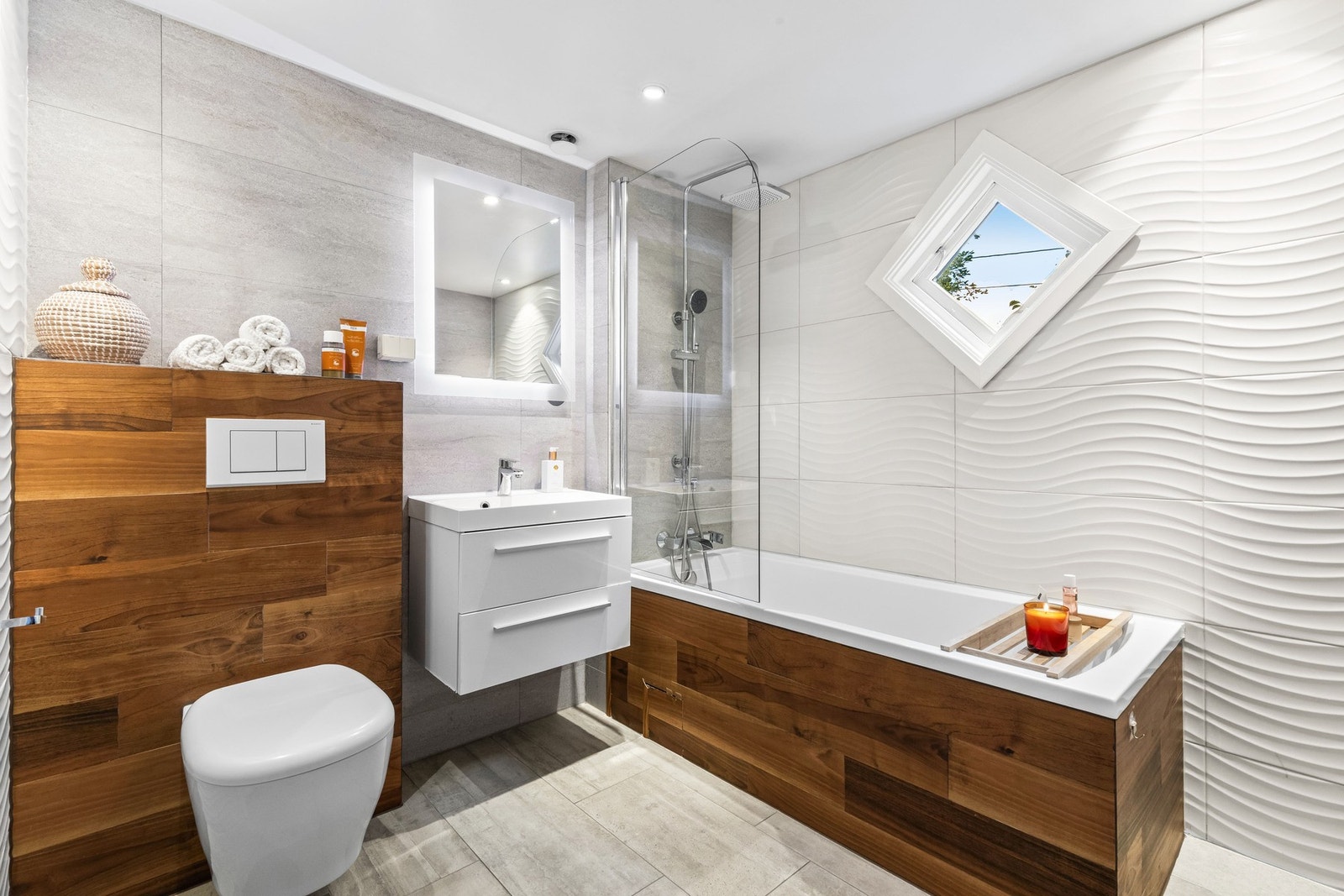 Moderne innredning med matchende detaljer og vegghengt wc Galleribilde