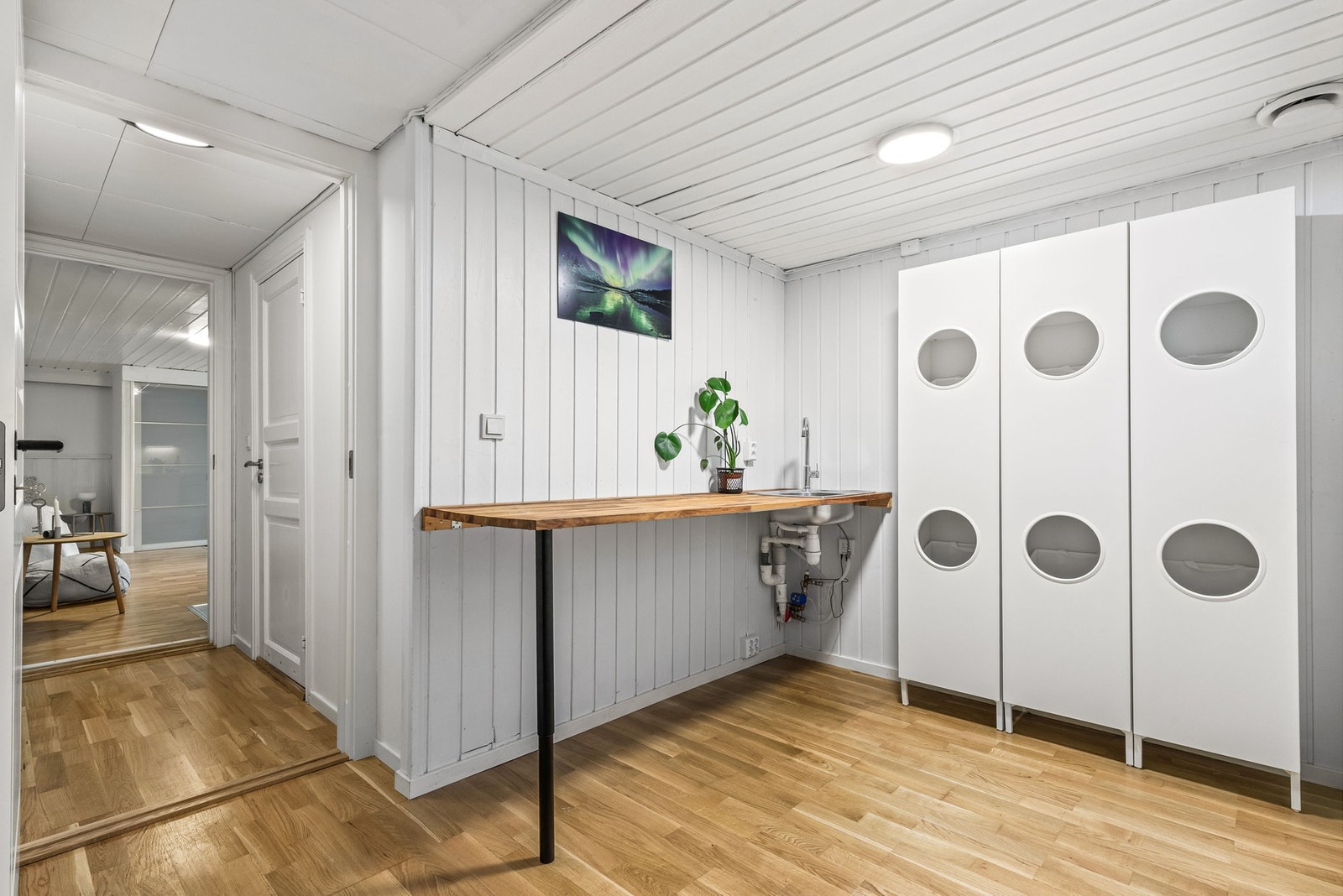 Innredet rom med opplegg for tørketrommel og vaskemaskin. Waterguard er montert. Galleribilde