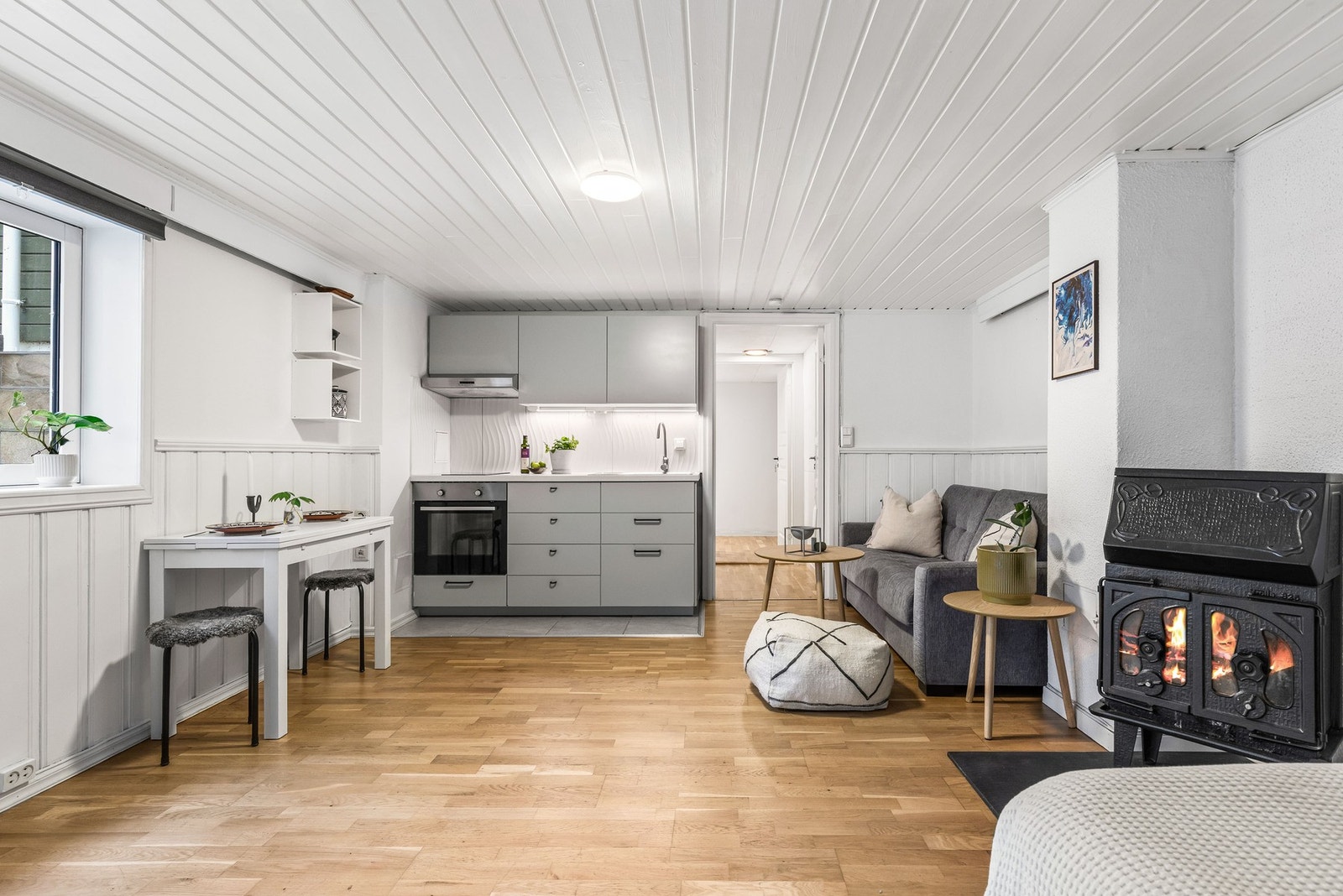 Pent kjøkken med platetopp, stekeovn og kjøkkenventilator med avtrekk til yttervegg. Galleribilde