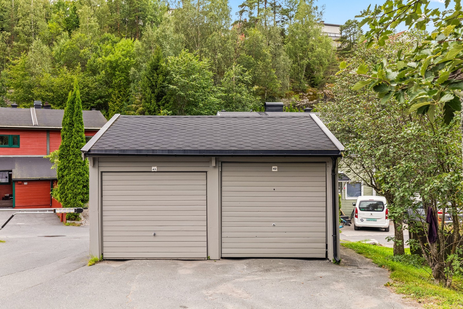Garasjeplass medfølger. Det er også gjesteparkering og mulighet for parkering foran huset. Galleribilde