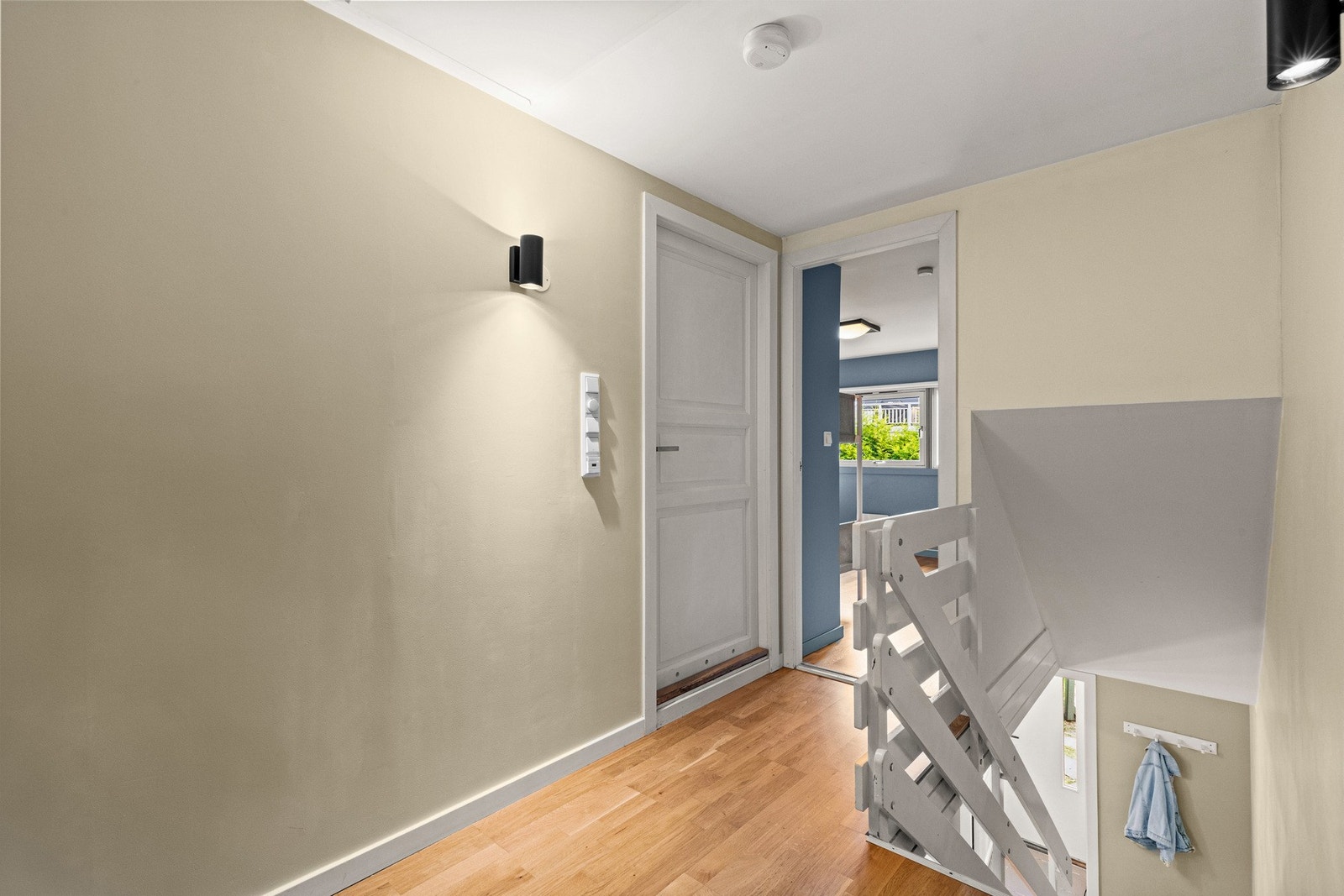 Trappegang/ hall med glatte beigemalte veggflater og pent gulv Galleribilde