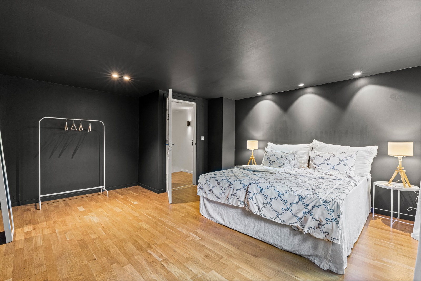 Meget stort rom med masse plass til garderobe eller walk-in om du vil Galleribilde