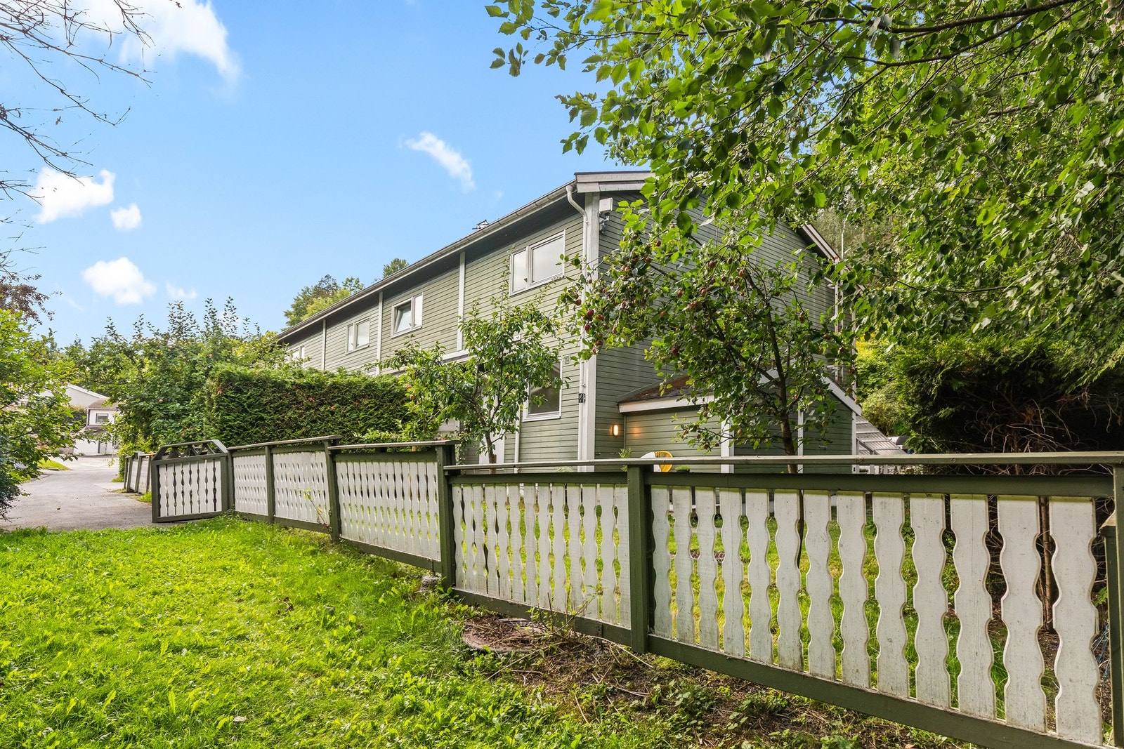 Du kan trolig etablere biloppstillingsplass utenfor rekkeshuset Galleribilde