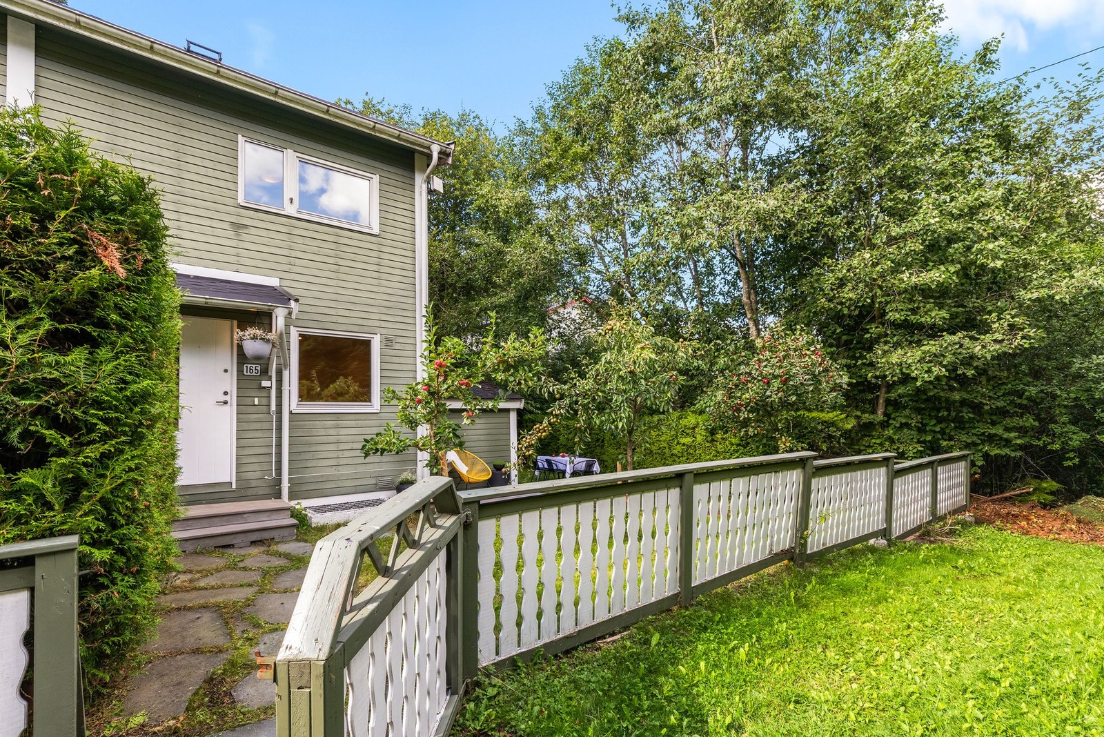 Mulig å etablere biloppstillingsplass hvis du fjerner gjerdet her. Galleribilde