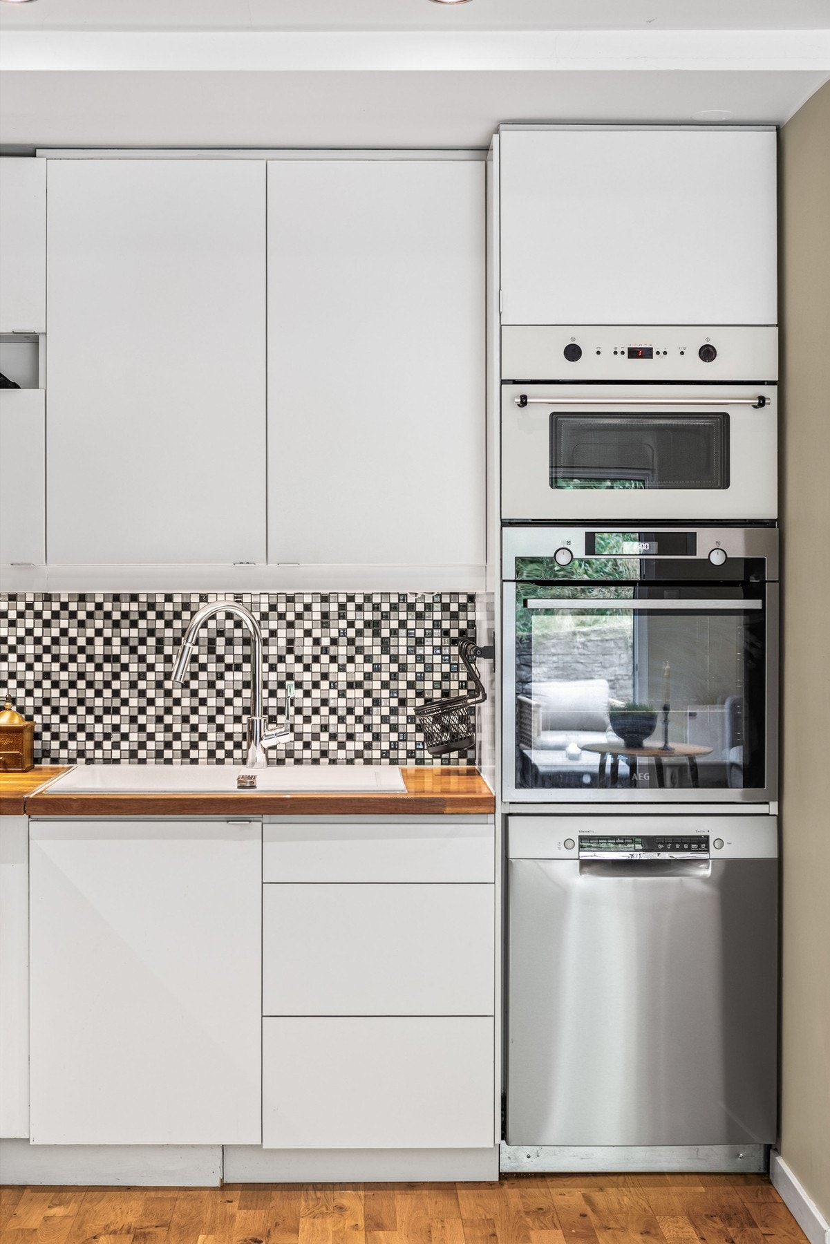 Kjøkkenet er utstyrt med induksjonsplatetopp, stekeovn, oppvaskmaskin og frittstående kjøl/fryseskap. Galleribilde