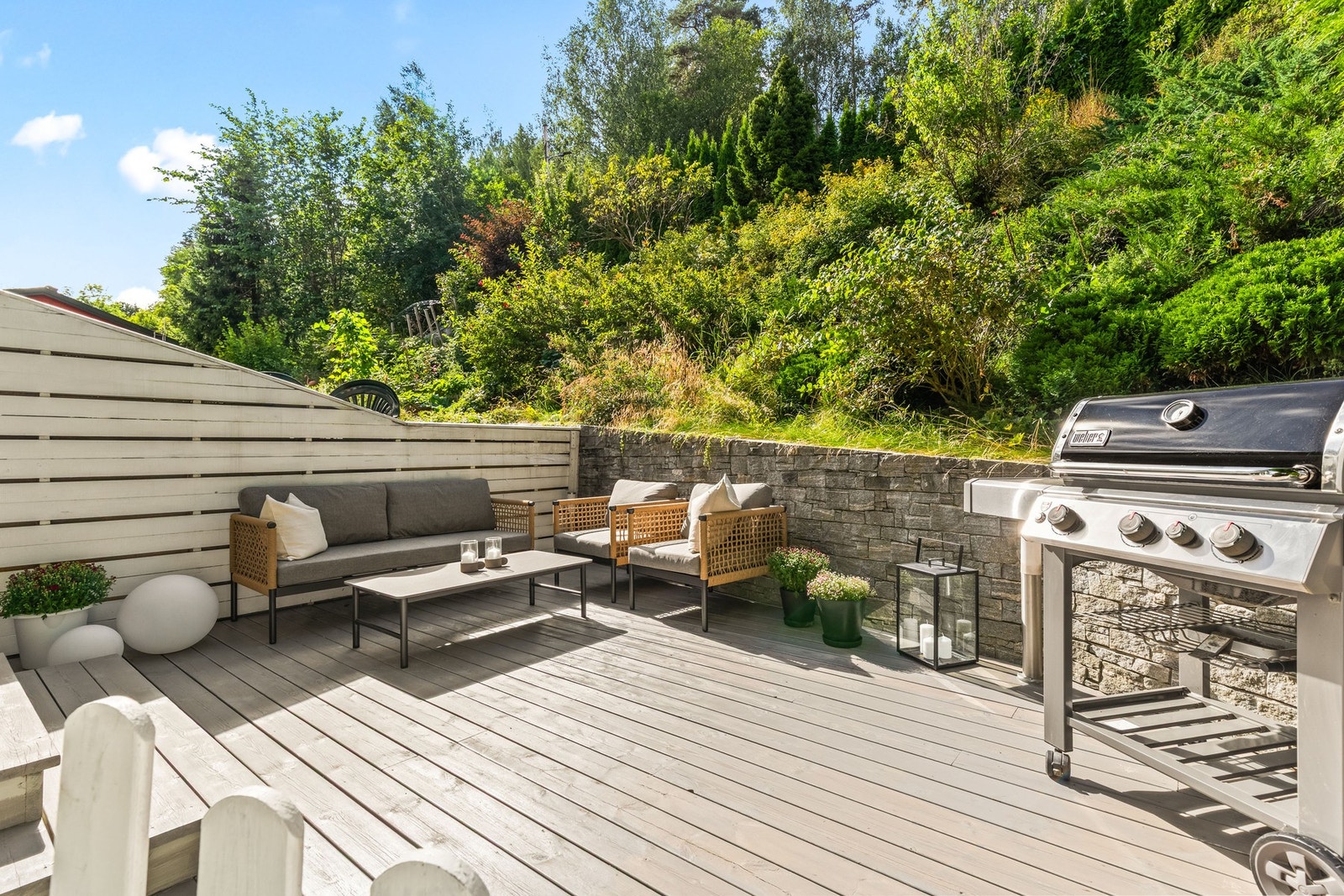 Her er det god plass til møblering etter eget ønske med stor grill, utemøbler og planter. Galleribilde
