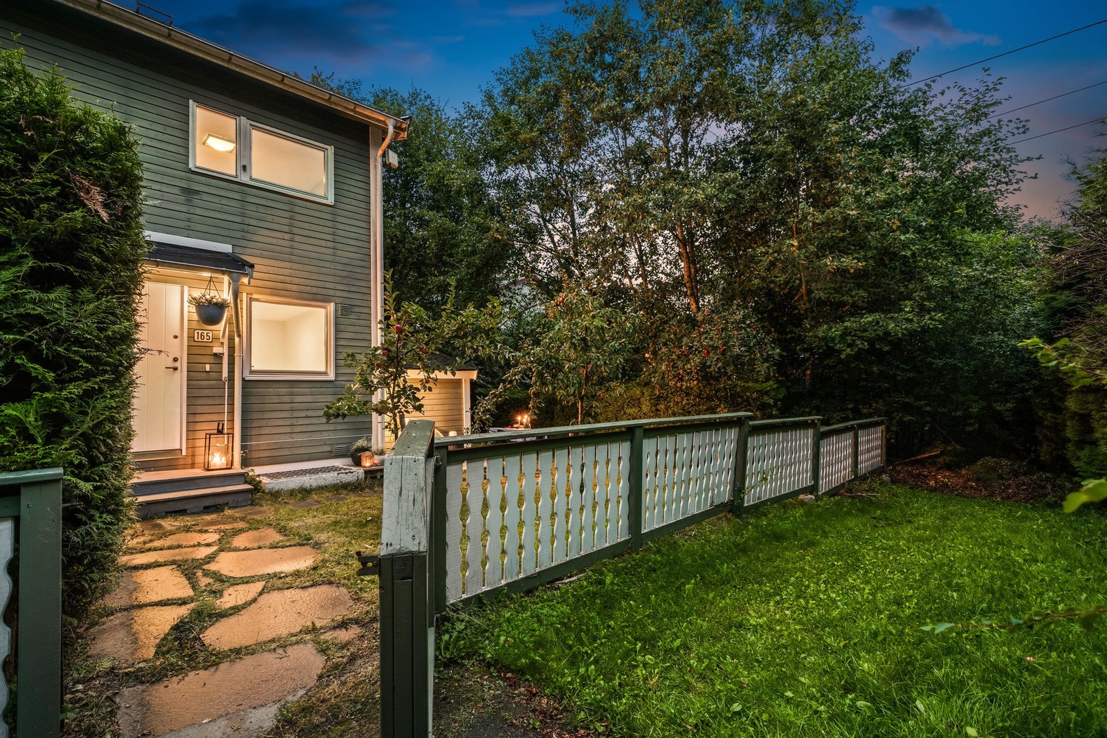 Boligen ligger i et meget barnevennlig og rolig boligområde, omringet av grøntarealer. Galleribilde