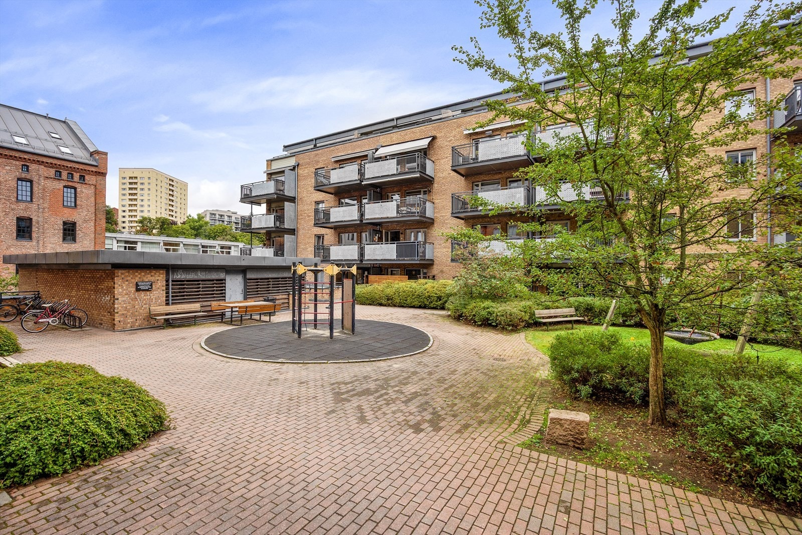 Sameiet har en attraktiv bakgård med grøntarealer, lekeapparat for de minste og hyggelige sittebenker - et trivelig uteområde for både store og små. Galleribilde