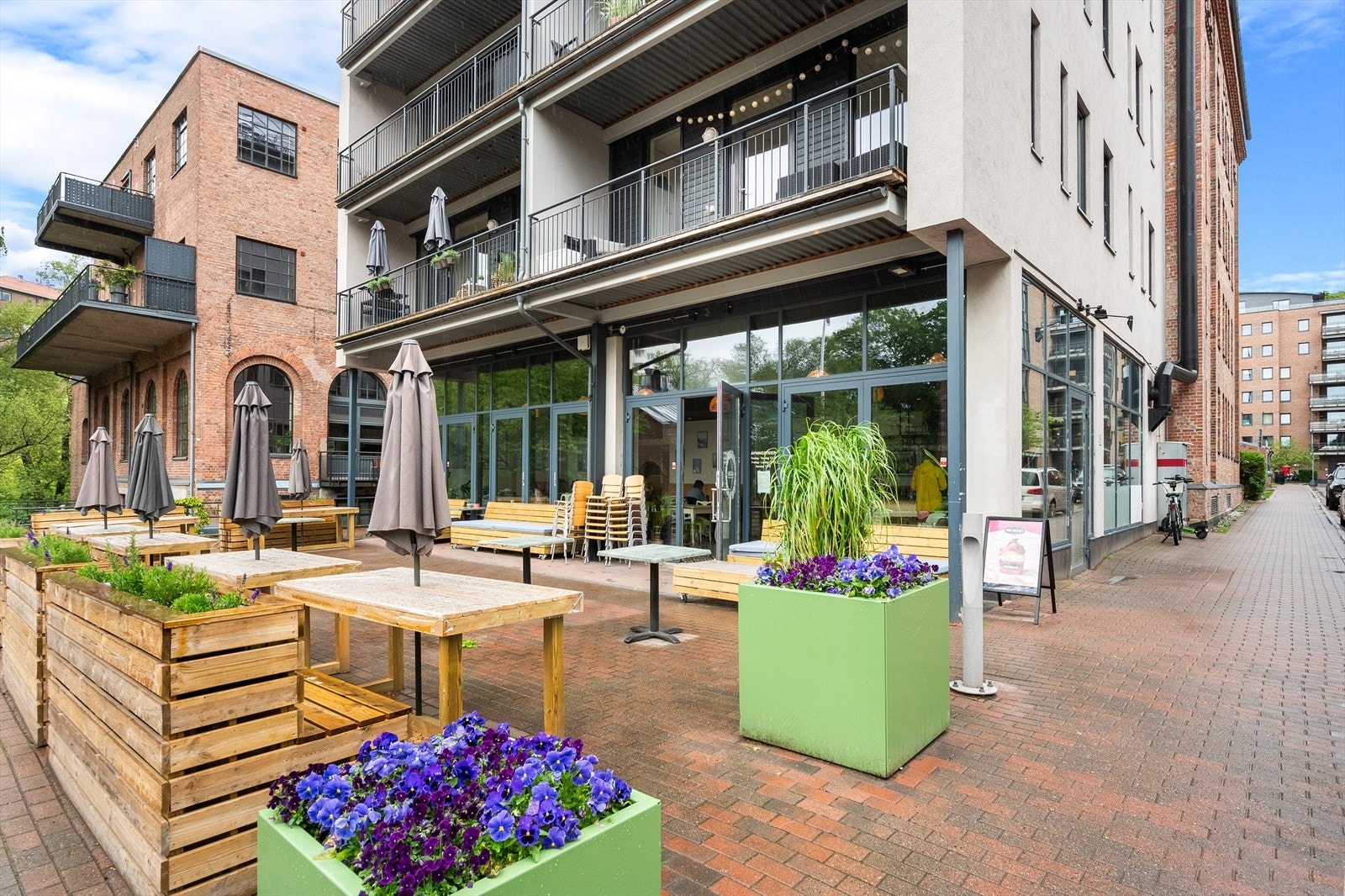 Umiddelbar nærhet til butikker og kaféer, vakre turveier langs Akerselva og det utrolig koselige sameiet med torg, badstue, badeplass, svært lite gjennomgangstrafikk. Galleribilde