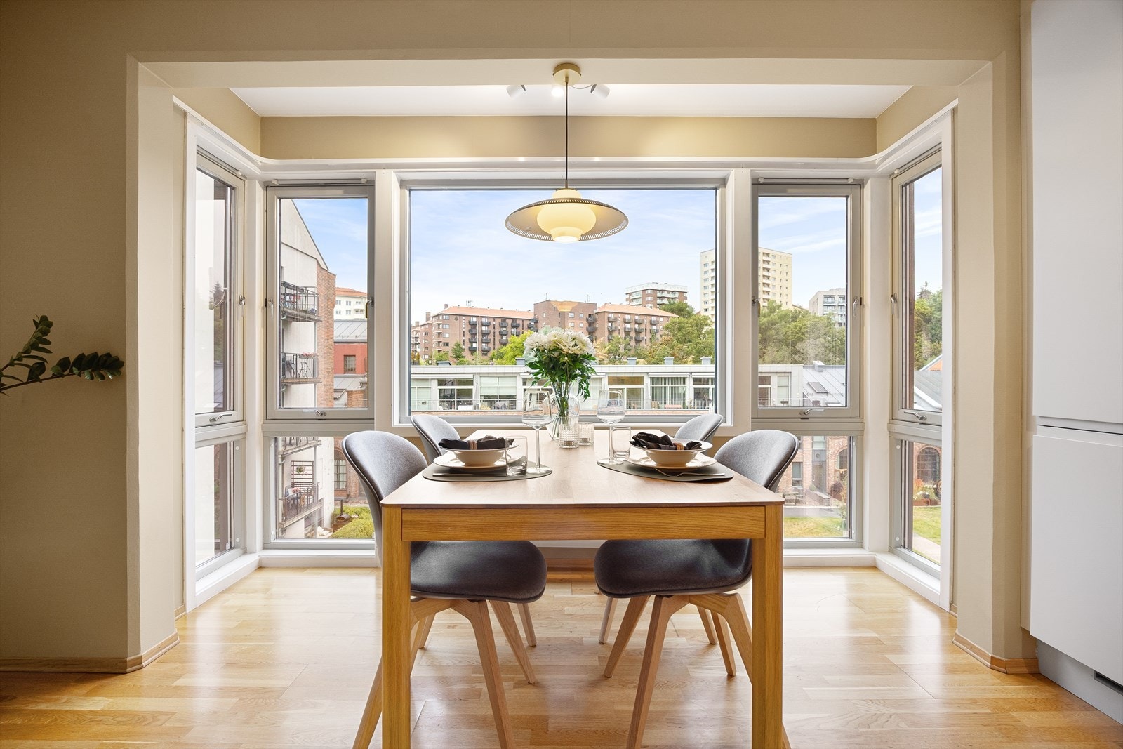 Kjøkkenet har god plass til en stor spisegruppe, perfekt for måltider og sosiale sammenkomster. Galleribilde