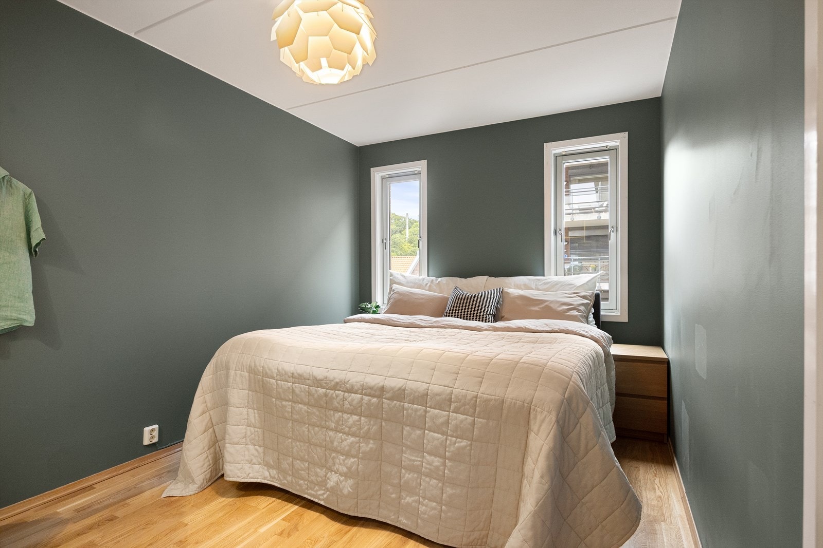 De moderne fargevalgene på veggene, sammen med store vindusflater, skaper en lys og behagelig atmosfære. Galleribilde