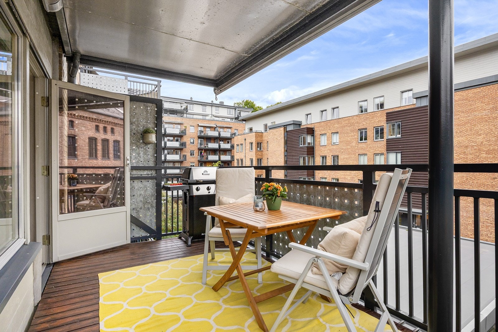 Fra stuen er det utgang til en herlig vestvendt overbygd balkong på ca. 9,7 kvm med utmerkede solforhold. Galleribilde