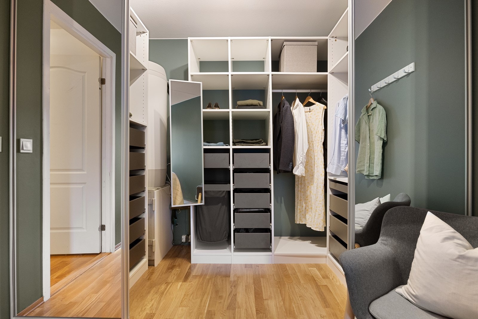 Fra soverommet er det direkte adkomst til en praktisk walk-in-garderobe via skyvedører. Her finner du rikelig med oppbevaringsplass i en åpen og funksjonell garderobeløsning. Galleribilde