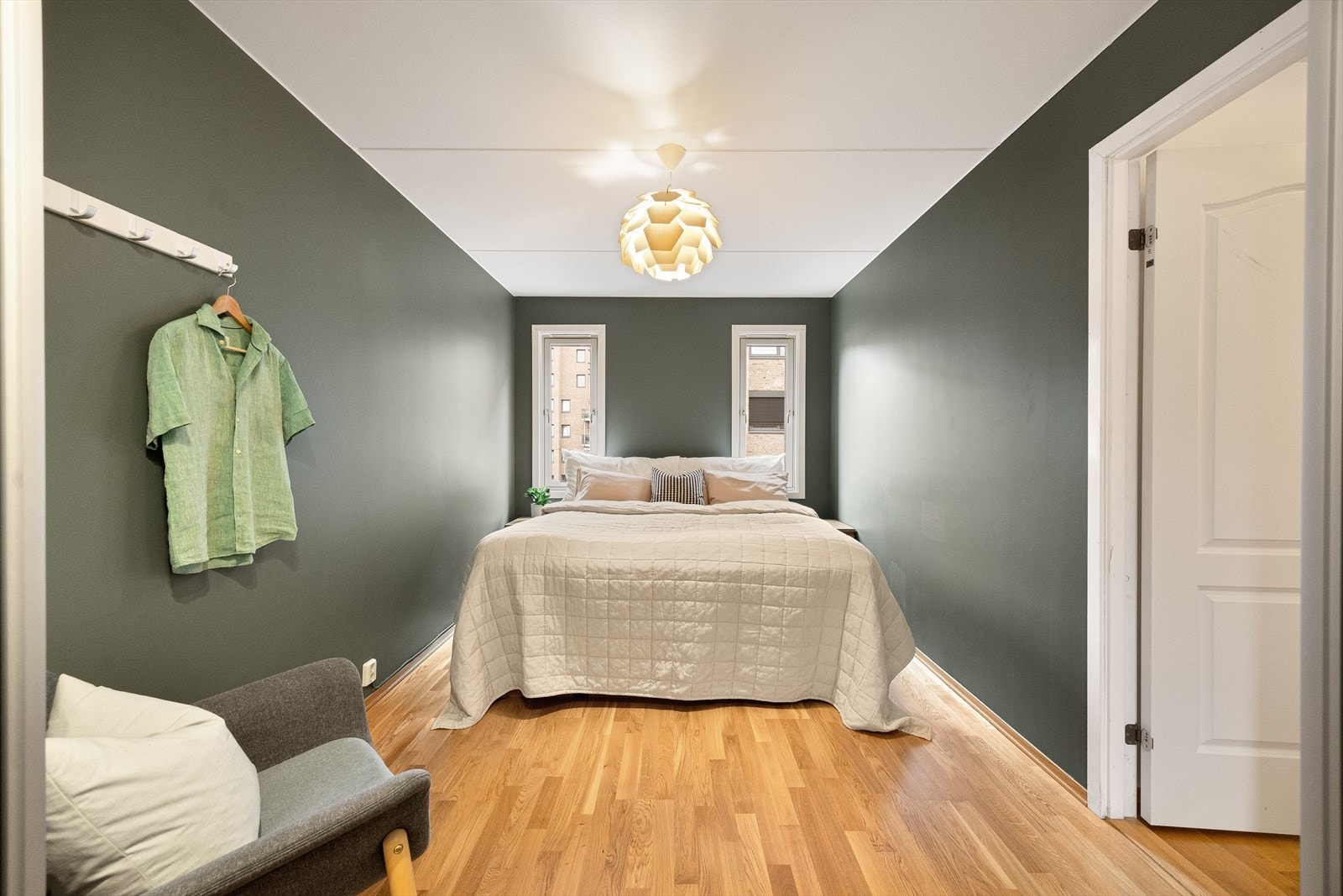 Soverommet er romslig, med plass til dobbeltseng, nattbord og tilhørende møbler. Galleribilde