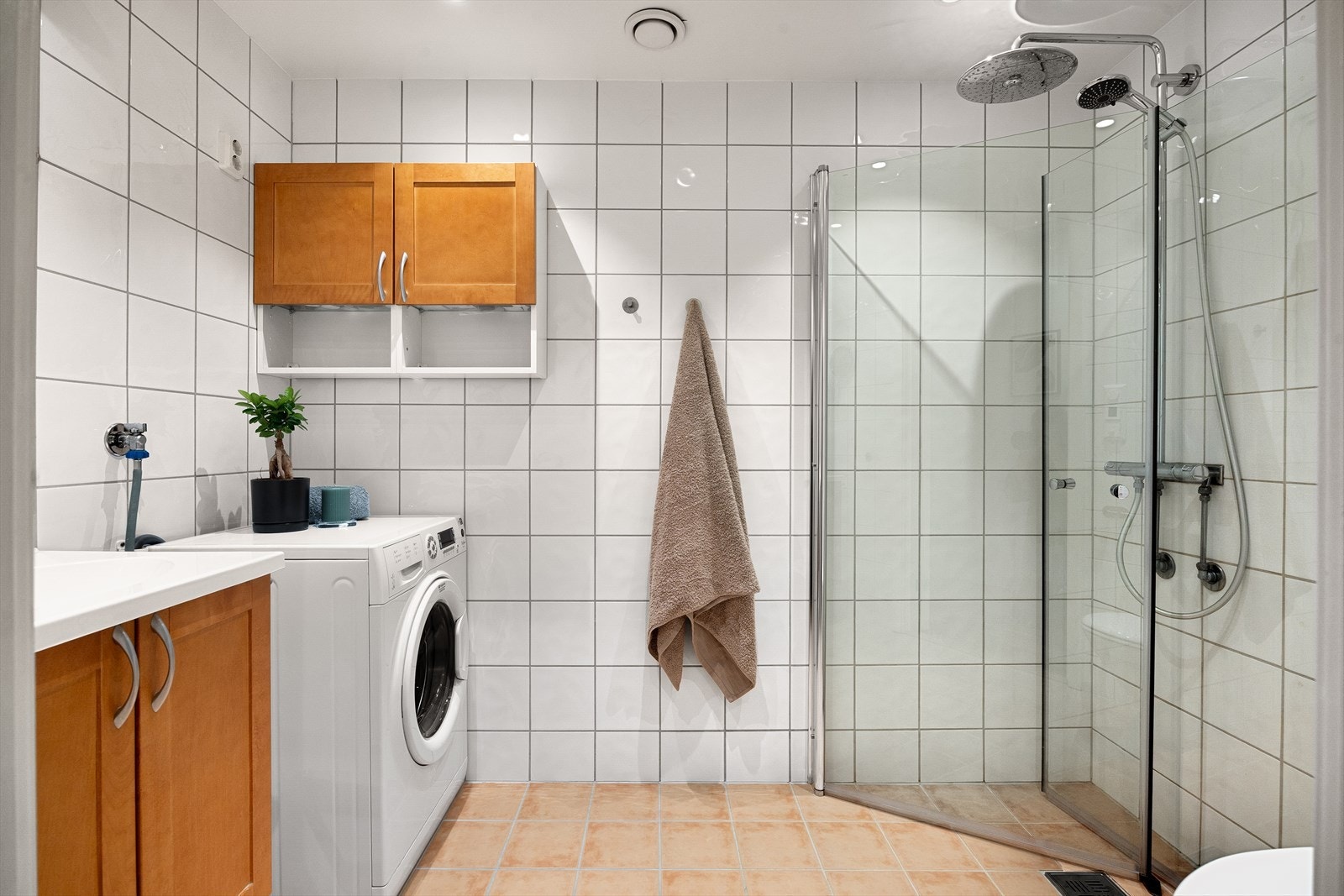 Pent, flislagt baderom med gulvvarme og downlights i himlingen. Det er opplegg for vaskemaskin, og dusjdørene ble montert i 2020. Galleribilde