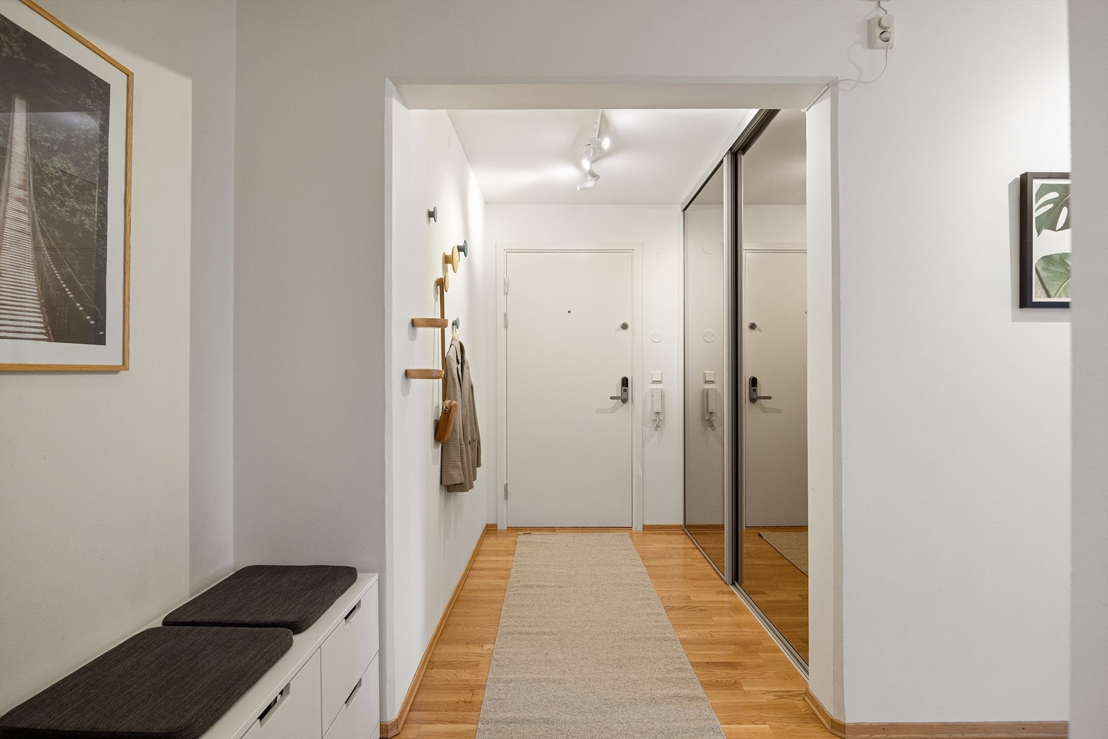 Entrédøren er utstyrt med både kodelås og sikkerhetslås for økt trygghet. Oppgangen har også et appstyrt adgangssystem fra Unloc. Galleribilde